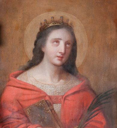 Zdjęcie nr 1: Obraz w kształcie stojącego prostokąta z przedstawieniem św. Katarzyny. Święta została ukazana w półpostacifcza, zwrócona lekko w lewo. Prawą ręką przyciska do ciała zamkniętą księgę, w lewej, uniesionej, trzyma palmę męczeńską. Twarz owalna o jasnej karnacji z prostym nosem, drobnymi ustami oraz ciemnymi, skierowanymi w górę oczami, okolona ciemnobązowymi, kręconymi włosami opadającymi na plecy; wyraz twarzy łagodny. Święta jest ubrana w białą suknię oraz czerwony płaszcz spięty na piersi. Na głowie ma złotą, otwartą koronę, wokół jaśniejący nimb. Przy lewym rękawie napis „Wojciech / Eljasz / 1881”. Tło niemal jednolite, w odcieniu żółtobrązowym. Obraz ujęty w ozdobną ramę utworzoną z częściowo ażurowych splotów dość bujnych liści akantu, z wyodrębnionym osobno rodzajem zwieńczenia. W dolnej części prostokątny kartusz, ułożony poziomo, zamknięty na krótszych bokach półkolami,  z przedstawieniem otwartej korony, przez którą przechodzą dwie, skrzyżowane gałązki palmowe. 