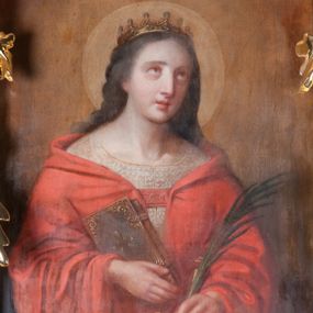 Zdjęcie nr 1: Obraz w kształcie stojącego prostokąta z przedstawieniem św. Katarzyny. Święta została ukazana w półpostacifcza, zwrócona lekko w lewo. Prawą ręką przyciska do ciała zamkniętą księgę, w lewej, uniesionej, trzyma palmę męczeńską. Twarz owalna o jasnej karnacji z prostym nosem, drobnymi ustami oraz ciemnymi, skierowanymi w górę oczami, okolona ciemnobązowymi, kręconymi włosami opadającymi na plecy; wyraz twarzy łagodny. Święta jest ubrana w białą suknię oraz czerwony płaszcz spięty na piersi. Na głowie ma złotą, otwartą koronę, wokół jaśniejący nimb. Przy lewym rękawie napis „Wojciech / Eljasz / 1881”. Tło niemal jednolite, w odcieniu żółtobrązowym. Obraz ujęty w ozdobną ramę utworzoną z częściowo ażurowych splotów dość bujnych liści akantu, z wyodrębnionym osobno rodzajem zwieńczenia. W dolnej części prostokątny kartusz, ułożony poziomo, zamknięty na krótszych bokach półkolami,  z przedstawieniem otwartej korony, przez którą przechodzą dwie, skrzyżowane gałązki palmowe. 