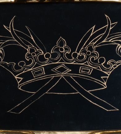 Zdjęcie nr 5: Obraz w kształcie stojącego prostokąta z przedstawieniem św. Katarzyny. Święta została ukazana w półpostacifcza, zwrócona lekko w lewo. Prawą ręką przyciska do ciała zamkniętą księgę, w lewej, uniesionej, trzyma palmę męczeńską. Twarz owalna o jasnej karnacji z prostym nosem, drobnymi ustami oraz ciemnymi, skierowanymi w górę oczami, okolona ciemnobązowymi, kręconymi włosami opadającymi na plecy; wyraz twarzy łagodny. Święta jest ubrana w białą suknię oraz czerwony płaszcz spięty na piersi. Na głowie ma złotą, otwartą koronę, wokół jaśniejący nimb. Przy lewym rękawie napis „Wojciech / Eljasz / 1881”. Tło niemal jednolite, w odcieniu żółtobrązowym. Obraz ujęty w ozdobną ramę utworzoną z częściowo ażurowych splotów dość bujnych liści akantu, z wyodrębnionym osobno rodzajem zwieńczenia. W dolnej części prostokątny kartusz, ułożony poziomo, zamknięty na krótszych bokach półkolami,  z przedstawieniem otwartej korony, przez którą przechodzą dwie, skrzyżowane gałązki palmowe. 