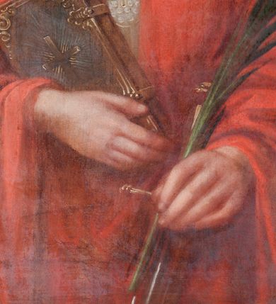 Zdjęcie nr 2: Obraz w kształcie stojącego prostokąta z przedstawieniem św. Katarzyny. Święta została ukazana w półpostacifcza, zwrócona lekko w lewo. Prawą ręką przyciska do ciała zamkniętą księgę, w lewej, uniesionej, trzyma palmę męczeńską. Twarz owalna o jasnej karnacji z prostym nosem, drobnymi ustami oraz ciemnymi, skierowanymi w górę oczami, okolona ciemnobązowymi, kręconymi włosami opadającymi na plecy; wyraz twarzy łagodny. Święta jest ubrana w białą suknię oraz czerwony płaszcz spięty na piersi. Na głowie ma złotą, otwartą koronę, wokół jaśniejący nimb. Przy lewym rękawie napis „Wojciech / Eljasz / 1881”. Tło niemal jednolite, w odcieniu żółtobrązowym. Obraz ujęty w ozdobną ramę utworzoną z częściowo ażurowych splotów dość bujnych liści akantu, z wyodrębnionym osobno rodzajem zwieńczenia. W dolnej części prostokątny kartusz, ułożony poziomo, zamknięty na krótszych bokach półkolami,  z przedstawieniem otwartej korony, przez którą przechodzą dwie, skrzyżowane gałązki palmowe. 