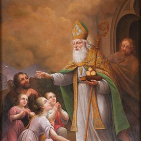 Zdjęcie nr 1: Obraz w kształcie stojącego prostokąta. W centrum, nieco na prawo od osi obrazu, postać św. Mikołaja, który stoi na stopniu przed wejściem do kościoła, odwrócony w trzech czwartych w stronę klęczącej przed nim rodziny. Lewą ręką przytrzymuje pastorał, na dłoni trzyma zamkniętą księgę, na której leżą trzy złote kule, prawą błogosławi klęczących. Ma okrągłą twarz z wydatnymi oczami, prostym nosem oraz grubymi ustami. Siwe włosy spływają mu na plecy, długa broda sięga mostka. Ubrany jest w strój biskupi: albę dekorowaną dołem haftem z motywami roślinnymi oraz stułę, założoną na wierzch kapę spiętą pod szyją i infułę. Trzy ostatnie elementy stroju są zdobione złotą, haftowaną dekoracją wykorzystującą motywy roślinne; końce stuły oraz infuła zdobione krzyżami greckimi. Na piersi widoczny zawieszony na szyi pektorał. Przed świętym znajdują się cztery osoby. Kobieta na pierwszym planie klęczy na prawym kolanie, prawą rękę otwiera do boku, lewą zbliża do piersi, głowę ma uniesioną w kierunku świętego. Ma pogodny wyraz twarzy, duże oczy, prosty nos i jasne włosy spięte w kok. Jest ubrana w różową suknię i żółty płaszcz przewieszony przez lewe ramię. Za nią z prawej strony młoda dziewczyna, która składa ręce w modlitewnym geście spoglądając do góry. Jest ubrana w białą suknię i czerwony płaszcz. Po lewej mała dziewczynka, stoi na lekko ugiętych nogach, składa ręce i z uśmiechem patrzy na świętego, jasne włosy ma rozpuszczone, opadające na plecy. Jest ubrana w białą sukienkę i różową tunikę z szerokim dekoltem. Za nimi klęczy mężczyzna, który również składa ręce, patrzy z zachwytem na postać biskupa; jest ubrany w brązowy strój. Za nimi w tle widać kilka domów i kawałek nieba z księżycem. Za św. Mikołajem, z drzwi kościoła przed którym stoi, wychodzi mężczyzna cały okryty brązowym płaszczem. Górną część kompozycji wypełniają skłębione chmury w odcieniu złocistobrunatnym. Obraz ujęty profilowaną, złoconą ramą. 