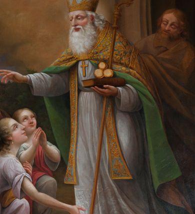 Zdjęcie nr 5: Obraz w kształcie stojącego prostokąta. W centrum, nieco na prawo od osi obrazu, postać św. Mikołaja, który stoi na stopniu przed wejściem do kościoła, odwrócony w trzech czwartych w stronę klęczącej przed nim rodziny. Lewą ręką przytrzymuje pastorał, na dłoni trzyma zamkniętą księgę, na której leżą trzy złote kule, prawą błogosławi klęczących. Ma okrągłą twarz z wydatnymi oczami, prostym nosem oraz grubymi ustami. Siwe włosy spływają mu na plecy, długa broda sięga mostka. Ubrany jest w strój biskupi: albę dekorowaną dołem haftem z motywami roślinnymi oraz stułę, założoną na wierzch kapę spiętą pod szyją i infułę. Trzy ostatnie elementy stroju są zdobione złotą, haftowaną dekoracją wykorzystującą motywy roślinne; końce stuły oraz infuła zdobione krzyżami greckimi. Na piersi widoczny zawieszony na szyi pektorał. Przed świętym znajdują się cztery osoby. Kobieta na pierwszym planie klęczy na prawym kolanie, prawą rękę otwiera do boku, lewą zbliża do piersi, głowę ma uniesioną w kierunku świętego. Ma pogodny wyraz twarzy, duże oczy, prosty nos i jasne włosy spięte w kok. Jest ubrana w różową suknię i żółty płaszcz przewieszony przez lewe ramię. Za nią z prawej strony młoda dziewczyna, która składa ręce w modlitewnym geście spoglądając do góry. Jest ubrana w białą suknię i czerwony płaszcz. Po lewej mała dziewczynka, stoi na lekko ugiętych nogach, składa ręce i z uśmiechem patrzy na świętego, jasne włosy ma rozpuszczone, opadające na plecy. Jest ubrana w białą sukienkę i różową tunikę z szerokim dekoltem. Za nimi klęczy mężczyzna, który również składa ręce, patrzy z zachwytem na postać biskupa; jest ubrany w brązowy strój. Za nimi w tle widać kilka domów i kawałek nieba z księżycem. Za św. Mikołajem, z drzwi kościoła przed którym stoi, wychodzi mężczyzna cały okryty brązowym płaszczem. Górną część kompozycji wypełniają skłębione chmury w odcieniu złocistobrunatnym. Obraz ujęty profilowaną, złoconą ramą. 