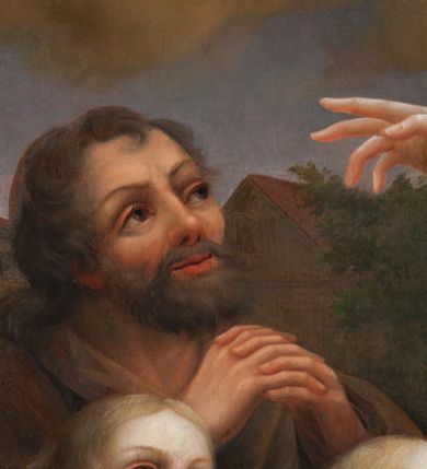 Zdjęcie nr 18: Obraz w kształcie stojącego prostokąta. W centrum, nieco na prawo od osi obrazu, postać św. Mikołaja, który stoi na stopniu przed wejściem do kościoła, odwrócony w trzech czwartych w stronę klęczącej przed nim rodziny. Lewą ręką przytrzymuje pastorał, na dłoni trzyma zamkniętą księgę, na której leżą trzy złote kule, prawą błogosławi klęczących. Ma okrągłą twarz z wydatnymi oczami, prostym nosem oraz grubymi ustami. Siwe włosy spływają mu na plecy, długa broda sięga mostka. Ubrany jest w strój biskupi: albę dekorowaną dołem haftem z motywami roślinnymi oraz stułę, założoną na wierzch kapę spiętą pod szyją i infułę. Trzy ostatnie elementy stroju są zdobione złotą, haftowaną dekoracją wykorzystującą motywy roślinne; końce stuły oraz infuła zdobione krzyżami greckimi. Na piersi widoczny zawieszony na szyi pektorał. Przed świętym znajdują się cztery osoby. Kobieta na pierwszym planie klęczy na prawym kolanie, prawą rękę otwiera do boku, lewą zbliża do piersi, głowę ma uniesioną w kierunku świętego. Ma pogodny wyraz twarzy, duże oczy, prosty nos i jasne włosy spięte w kok. Jest ubrana w różową suknię i żółty płaszcz przewieszony przez lewe ramię. Za nią z prawej strony młoda dziewczyna, która składa ręce w modlitewnym geście spoglądając do góry. Jest ubrana w białą suknię i czerwony płaszcz. Po lewej mała dziewczynka, stoi na lekko ugiętych nogach, składa ręce i z uśmiechem patrzy na świętego, jasne włosy ma rozpuszczone, opadające na plecy. Jest ubrana w białą sukienkę i różową tunikę z szerokim dekoltem. Za nimi klęczy mężczyzna, który również składa ręce, patrzy z zachwytem na postać biskupa; jest ubrany w brązowy strój. Za nimi w tle widać kilka domów i kawałek nieba z księżycem. Za św. Mikołajem, z drzwi kościoła przed którym stoi, wychodzi mężczyzna cały okryty brązowym płaszczem. Górną część kompozycji wypełniają skłębione chmury w odcieniu złocistobrunatnym. Obraz ujęty profilowaną, złoconą ramą. 