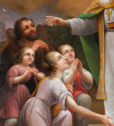 Zdjęcie nr 7: Obraz w kształcie stojącego prostokąta. W centrum, nieco na prawo od osi obrazu, postać św. Mikołaja, który stoi na stopniu przed wejściem do kościoła, odwrócony w trzech czwartych w stronę klęczącej przed nim rodziny. Lewą ręką przytrzymuje pastorał, na dłoni trzyma zamkniętą księgę, na której leżą trzy złote kule, prawą błogosławi klęczących. Ma okrągłą twarz z wydatnymi oczami, prostym nosem oraz grubymi ustami. Siwe włosy spływają mu na plecy, długa broda sięga mostka. Ubrany jest w strój biskupi: albę dekorowaną dołem haftem z motywami roślinnymi oraz stułę, założoną na wierzch kapę spiętą pod szyją i infułę. Trzy ostatnie elementy stroju są zdobione złotą, haftowaną dekoracją wykorzystującą motywy roślinne; końce stuły oraz infuła zdobione krzyżami greckimi. Na piersi widoczny zawieszony na szyi pektorał. Przed świętym znajdują się cztery osoby. Kobieta na pierwszym planie klęczy na prawym kolanie, prawą rękę otwiera do boku, lewą zbliża do piersi, głowę ma uniesioną w kierunku świętego. Ma pogodny wyraz twarzy, duże oczy, prosty nos i jasne włosy spięte w kok. Jest ubrana w różową suknię i żółty płaszcz przewieszony przez lewe ramię. Za nią z prawej strony młoda dziewczyna, która składa ręce w modlitewnym geście spoglądając do góry. Jest ubrana w białą suknię i czerwony płaszcz. Po lewej mała dziewczynka, stoi na lekko ugiętych nogach, składa ręce i z uśmiechem patrzy na świętego, jasne włosy ma rozpuszczone, opadające na plecy. Jest ubrana w białą sukienkę i różową tunikę z szerokim dekoltem. Za nimi klęczy mężczyzna, który również składa ręce, patrzy z zachwytem na postać biskupa; jest ubrany w brązowy strój. Za nimi w tle widać kilka domów i kawałek nieba z księżycem. Za św. Mikołajem, z drzwi kościoła przed którym stoi, wychodzi mężczyzna cały okryty brązowym płaszczem. Górną część kompozycji wypełniają skłębione chmury w odcieniu złocistobrunatnym. Obraz ujęty profilowaną, złoconą ramą. 