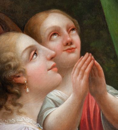 Zdjęcie nr 15: Obraz w kształcie stojącego prostokąta. W centrum, nieco na prawo od osi obrazu, postać św. Mikołaja, który stoi na stopniu przed wejściem do kościoła, odwrócony w trzech czwartych w stronę klęczącej przed nim rodziny. Lewą ręką przytrzymuje pastorał, na dłoni trzyma zamkniętą księgę, na której leżą trzy złote kule, prawą błogosławi klęczących. Ma okrągłą twarz z wydatnymi oczami, prostym nosem oraz grubymi ustami. Siwe włosy spływają mu na plecy, długa broda sięga mostka. Ubrany jest w strój biskupi: albę dekorowaną dołem haftem z motywami roślinnymi oraz stułę, założoną na wierzch kapę spiętą pod szyją i infułę. Trzy ostatnie elementy stroju są zdobione złotą, haftowaną dekoracją wykorzystującą motywy roślinne; końce stuły oraz infuła zdobione krzyżami greckimi. Na piersi widoczny zawieszony na szyi pektorał. Przed świętym znajdują się cztery osoby. Kobieta na pierwszym planie klęczy na prawym kolanie, prawą rękę otwiera do boku, lewą zbliża do piersi, głowę ma uniesioną w kierunku świętego. Ma pogodny wyraz twarzy, duże oczy, prosty nos i jasne włosy spięte w kok. Jest ubrana w różową suknię i żółty płaszcz przewieszony przez lewe ramię. Za nią z prawej strony młoda dziewczyna, która składa ręce w modlitewnym geście spoglądając do góry. Jest ubrana w białą suknię i czerwony płaszcz. Po lewej mała dziewczynka, stoi na lekko ugiętych nogach, składa ręce i z uśmiechem patrzy na świętego, jasne włosy ma rozpuszczone, opadające na plecy. Jest ubrana w białą sukienkę i różową tunikę z szerokim dekoltem. Za nimi klęczy mężczyzna, który również składa ręce, patrzy z zachwytem na postać biskupa; jest ubrany w brązowy strój. Za nimi w tle widać kilka domów i kawałek nieba z księżycem. Za św. Mikołajem, z drzwi kościoła przed którym stoi, wychodzi mężczyzna cały okryty brązowym płaszczem. Górną część kompozycji wypełniają skłębione chmury w odcieniu złocistobrunatnym. Obraz ujęty profilowaną, złoconą ramą. 