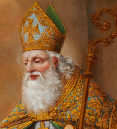 Zdjęcie nr 9: Obraz w kształcie stojącego prostokąta. W centrum, nieco na prawo od osi obrazu, postać św. Mikołaja, który stoi na stopniu przed wejściem do kościoła, odwrócony w trzech czwartych w stronę klęczącej przed nim rodziny. Lewą ręką przytrzymuje pastorał, na dłoni trzyma zamkniętą księgę, na której leżą trzy złote kule, prawą błogosławi klęczących. Ma okrągłą twarz z wydatnymi oczami, prostym nosem oraz grubymi ustami. Siwe włosy spływają mu na plecy, długa broda sięga mostka. Ubrany jest w strój biskupi: albę dekorowaną dołem haftem z motywami roślinnymi oraz stułę, założoną na wierzch kapę spiętą pod szyją i infułę. Trzy ostatnie elementy stroju są zdobione złotą, haftowaną dekoracją wykorzystującą motywy roślinne; końce stuły oraz infuła zdobione krzyżami greckimi. Na piersi widoczny zawieszony na szyi pektorał. Przed świętym znajdują się cztery osoby. Kobieta na pierwszym planie klęczy na prawym kolanie, prawą rękę otwiera do boku, lewą zbliża do piersi, głowę ma uniesioną w kierunku świętego. Ma pogodny wyraz twarzy, duże oczy, prosty nos i jasne włosy spięte w kok. Jest ubrana w różową suknię i żółty płaszcz przewieszony przez lewe ramię. Za nią z prawej strony młoda dziewczyna, która składa ręce w modlitewnym geście spoglądając do góry. Jest ubrana w białą suknię i czerwony płaszcz. Po lewej mała dziewczynka, stoi na lekko ugiętych nogach, składa ręce i z uśmiechem patrzy na świętego, jasne włosy ma rozpuszczone, opadające na plecy. Jest ubrana w białą sukienkę i różową tunikę z szerokim dekoltem. Za nimi klęczy mężczyzna, który również składa ręce, patrzy z zachwytem na postać biskupa; jest ubrany w brązowy strój. Za nimi w tle widać kilka domów i kawałek nieba z księżycem. Za św. Mikołajem, z drzwi kościoła przed którym stoi, wychodzi mężczyzna cały okryty brązowym płaszczem. Górną część kompozycji wypełniają skłębione chmury w odcieniu złocistobrunatnym. Obraz ujęty profilowaną, złoconą ramą. 