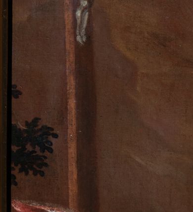 Zdjęcie nr 3: Obraz w kształcie pionowego prostokąta. W centrum kompozycji znajduje się św. Rozalia zwrócona w trzech czwartych w prawo z lewą ręką lekko ugiętą, odwiedzioną do boku, a prawą przyciśniętą do piersi. Klęczy na prawym kolanie, lewą nogę ma odstawioną do boku, spogląda na stojący przed nią krucyfiks. Twarz owalna o jasnobeżowej karnacji z prostym nosem, ciemnymi oczami, jasnoróżowymi ustami, ciemnobrązowe włosy są zaczesane do tyłu. Święta jest ubrana w niebieską suknię dekorowaną złotym ornamentem o szerokich rękawach spiętych na wysokości łokcia, biały gorset oraz czerwony płaszcz przerzucony przez prawe ramię i nogi. Na głowie ma wieniec z jasnoróżowych róż. Powyżej postaci, na tle brązowych chmur unosi się putto trzymające nad jej głową złotą koronę. Aniołek jest przesłonięty żółtą szarfą, która przechodzi przez jego prawe ramię i biodra. W tle, pośród chmur główka anielska. Przed świętą, na skalnej półce stoi krucyfiks, poniżej którego leży otwarta księga oparta na czaszce. Tło stanowią gęste chmury, z których wyłania się drzewo rosnące na skałach, a po prawej stronie została przedstawiona grupa konających ludzi. 