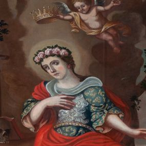 Zdjęcie nr 1: Obraz w kształcie pionowego prostokąta. W centrum kompozycji znajduje się św. Rozalia zwrócona w trzech czwartych w prawo z lewą ręką lekko ugiętą, odwiedzioną do boku, a prawą przyciśniętą do piersi. Klęczy na prawym kolanie, lewą nogę ma odstawioną do boku, spogląda na stojący przed nią krucyfiks. Twarz owalna o jasnobeżowej karnacji z prostym nosem, ciemnymi oczami, jasnoróżowymi ustami, ciemnobrązowe włosy są zaczesane do tyłu. Święta jest ubrana w niebieską suknię dekorowaną złotym ornamentem o szerokich rękawach spiętych na wysokości łokcia, biały gorset oraz czerwony płaszcz przerzucony przez prawe ramię i nogi. Na głowie ma wieniec z jasnoróżowych róż. Powyżej postaci, na tle brązowych chmur unosi się putto trzymające nad jej głową złotą koronę. Aniołek jest przesłonięty żółtą szarfą, która przechodzi przez jego prawe ramię i biodra. W tle, pośród chmur główka anielska. Przed świętą, na skalnej półce stoi krucyfiks, poniżej którego leży otwarta księga oparta na czaszce. Tło stanowią gęste chmury, z których wyłania się drzewo rosnące na skałach, a po prawej stronie została przedstawiona grupa konających ludzi. 