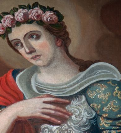 Zdjęcie nr 4: Obraz w kształcie pionowego prostokąta. W centrum kompozycji znajduje się św. Rozalia zwrócona w trzech czwartych w prawo z lewą ręką lekko ugiętą, odwiedzioną do boku, a prawą przyciśniętą do piersi. Klęczy na prawym kolanie, lewą nogę ma odstawioną do boku, spogląda na stojący przed nią krucyfiks. Twarz owalna o jasnobeżowej karnacji z prostym nosem, ciemnymi oczami, jasnoróżowymi ustami, ciemnobrązowe włosy są zaczesane do tyłu. Święta jest ubrana w niebieską suknię dekorowaną złotym ornamentem o szerokich rękawach spiętych na wysokości łokcia, biały gorset oraz czerwony płaszcz przerzucony przez prawe ramię i nogi. Na głowie ma wieniec z jasnoróżowych róż. Powyżej postaci, na tle brązowych chmur unosi się putto trzymające nad jej głową złotą koronę. Aniołek jest przesłonięty żółtą szarfą, która przechodzi przez jego prawe ramię i biodra. W tle, pośród chmur główka anielska. Przed świętą, na skalnej półce stoi krucyfiks, poniżej którego leży otwarta księga oparta na czaszce. Tło stanowią gęste chmury, z których wyłania się drzewo rosnące na skałach, a po prawej stronie została przedstawiona grupa konających ludzi. 