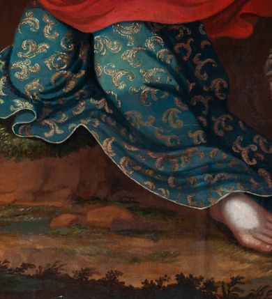 Zdjęcie nr 7: Obraz w kształcie pionowego prostokąta. W centrum kompozycji znajduje się św. Rozalia zwrócona w trzech czwartych w prawo z lewą ręką lekko ugiętą, odwiedzioną do boku, a prawą przyciśniętą do piersi. Klęczy na prawym kolanie, lewą nogę ma odstawioną do boku, spogląda na stojący przed nią krucyfiks. Twarz owalna o jasnobeżowej karnacji z prostym nosem, ciemnymi oczami, jasnoróżowymi ustami, ciemnobrązowe włosy są zaczesane do tyłu. Święta jest ubrana w niebieską suknię dekorowaną złotym ornamentem o szerokich rękawach spiętych na wysokości łokcia, biały gorset oraz czerwony płaszcz przerzucony przez prawe ramię i nogi. Na głowie ma wieniec z jasnoróżowych róż. Powyżej postaci, na tle brązowych chmur unosi się putto trzymające nad jej głową złotą koronę. Aniołek jest przesłonięty żółtą szarfą, która przechodzi przez jego prawe ramię i biodra. W tle, pośród chmur główka anielska. Przed świętą, na skalnej półce stoi krucyfiks, poniżej którego leży otwarta księga oparta na czaszce. Tło stanowią gęste chmury, z których wyłania się drzewo rosnące na skałach, a po prawej stronie została przedstawiona grupa konających ludzi. 