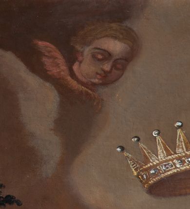 Zdjęcie nr 5: Obraz w kształcie pionowego prostokąta. W centrum kompozycji znajduje się św. Rozalia zwrócona w trzech czwartych w prawo z lewą ręką lekko ugiętą, odwiedzioną do boku, a prawą przyciśniętą do piersi. Klęczy na prawym kolanie, lewą nogę ma odstawioną do boku, spogląda na stojący przed nią krucyfiks. Twarz owalna o jasnobeżowej karnacji z prostym nosem, ciemnymi oczami, jasnoróżowymi ustami, ciemnobrązowe włosy są zaczesane do tyłu. Święta jest ubrana w niebieską suknię dekorowaną złotym ornamentem o szerokich rękawach spiętych na wysokości łokcia, biały gorset oraz czerwony płaszcz przerzucony przez prawe ramię i nogi. Na głowie ma wieniec z jasnoróżowych róż. Powyżej postaci, na tle brązowych chmur unosi się putto trzymające nad jej głową złotą koronę. Aniołek jest przesłonięty żółtą szarfą, która przechodzi przez jego prawe ramię i biodra. W tle, pośród chmur główka anielska. Przed świętą, na skalnej półce stoi krucyfiks, poniżej którego leży otwarta księga oparta na czaszce. Tło stanowią gęste chmury, z których wyłania się drzewo rosnące na skałach, a po prawej stronie została przedstawiona grupa konających ludzi. 