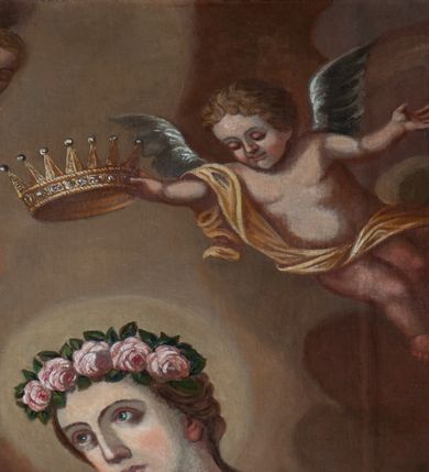 Zdjęcie nr 8: Obraz w kształcie pionowego prostokąta. W centrum kompozycji znajduje się św. Rozalia zwrócona w trzech czwartych w prawo z lewą ręką lekko ugiętą, odwiedzioną do boku, a prawą przyciśniętą do piersi. Klęczy na prawym kolanie, lewą nogę ma odstawioną do boku, spogląda na stojący przed nią krucyfiks. Twarz owalna o jasnobeżowej karnacji z prostym nosem, ciemnymi oczami, jasnoróżowymi ustami, ciemnobrązowe włosy są zaczesane do tyłu. Święta jest ubrana w niebieską suknię dekorowaną złotym ornamentem o szerokich rękawach spiętych na wysokości łokcia, biały gorset oraz czerwony płaszcz przerzucony przez prawe ramię i nogi. Na głowie ma wieniec z jasnoróżowych róż. Powyżej postaci, na tle brązowych chmur unosi się putto trzymające nad jej głową złotą koronę. Aniołek jest przesłonięty żółtą szarfą, która przechodzi przez jego prawe ramię i biodra. W tle, pośród chmur główka anielska. Przed świętą, na skalnej półce stoi krucyfiks, poniżej którego leży otwarta księga oparta na czaszce. Tło stanowią gęste chmury, z których wyłania się drzewo rosnące na skałach, a po prawej stronie została przedstawiona grupa konających ludzi. 