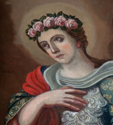 Zdjęcie nr 6: Obraz w kształcie pionowego prostokąta. W centrum kompozycji znajduje się św. Rozalia zwrócona w trzech czwartych w prawo z lewą ręką lekko ugiętą, odwiedzioną do boku, a prawą przyciśniętą do piersi. Klęczy na prawym kolanie, lewą nogę ma odstawioną do boku, spogląda na stojący przed nią krucyfiks. Twarz owalna o jasnobeżowej karnacji z prostym nosem, ciemnymi oczami, jasnoróżowymi ustami, ciemnobrązowe włosy są zaczesane do tyłu. Święta jest ubrana w niebieską suknię dekorowaną złotym ornamentem o szerokich rękawach spiętych na wysokości łokcia, biały gorset oraz czerwony płaszcz przerzucony przez prawe ramię i nogi. Na głowie ma wieniec z jasnoróżowych róż. Powyżej postaci, na tle brązowych chmur unosi się putto trzymające nad jej głową złotą koronę. Aniołek jest przesłonięty żółtą szarfą, która przechodzi przez jego prawe ramię i biodra. W tle, pośród chmur główka anielska. Przed świętą, na skalnej półce stoi krucyfiks, poniżej którego leży otwarta księga oparta na czaszce. Tło stanowią gęste chmury, z których wyłania się drzewo rosnące na skałach, a po prawej stronie została przedstawiona grupa konających ludzi. 