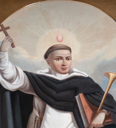 Zdjęcie nr 2: Obraz w kształcie stojącego prostokąta. W centrum kompozycji św. Wincenty Ferreriusz zwrócony lekko w lewo, w kontrapoście, z ciężarem na prawej nodze.  Prawą ręką unosi do góry  krzyż, lewą, w której trzyma trąbkę przyciska do ciała zamkniętą księgę. Ma owalną twarz z migdałowymi oczami, szerokim nosem oraz niewielkimi ustami rozciągniętymi w delikatnym uśmiechu. Na głowie wycięta tonsura, powyżej głowy, na tle świetlistego nimbu unosi się niewielki płomień. Święty jest ubrany w biały, przewiązany w pasie habit ze szkaplerzem i czarny płaszcz, który przechodzi przez prawą rękę, owija się wokół lewej i falując opada w dół ku ziemi. Na pasku ma zawieszony różaniec, na nogach czarne buty. Wincenty stoi na trawie na tle krajobrazu o niskim horyzoncie. Z lewej strony kompozycji kościół, z którego wieży wypada człowiek; większość tła stanowią białe obłoki na tle niebieskiego nieba. 
Obraz umieszczony w drewnianej, złoconej ramie zasłaniającej górną część malowidła, zamkniętej powyżej świętego łukiem wklęsło-wypukłym.