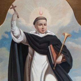 Zdjęcie nr 1: Obraz w kształcie stojącego prostokąta. W centrum kompozycji św. Wincenty Ferreriusz zwrócony lekko w lewo, w kontrapoście, z ciężarem na prawej nodze.  Prawą ręką unosi do góry  krzyż, lewą, w której trzyma trąbkę przyciska do ciała zamkniętą księgę. Ma owalną twarz z migdałowymi oczami, szerokim nosem oraz niewielkimi ustami rozciągniętymi w delikatnym uśmiechu. Na głowie wycięta tonsura, powyżej głowy, na tle świetlistego nimbu unosi się niewielki płomień. Święty jest ubrany w biały, przewiązany w pasie habit ze szkaplerzem i czarny płaszcz, który przechodzi przez prawą rękę, owija się wokół lewej i falując opada w dół ku ziemi. Na pasku ma zawieszony różaniec, na nogach czarne buty. Wincenty stoi na trawie na tle krajobrazu o niskim horyzoncie. Z lewej strony kompozycji kościół, z którego wieży wypada człowiek; większość tła stanowią białe obłoki na tle niebieskiego nieba. 
Obraz umieszczony w drewnianej, złoconej ramie zasłaniającej górną część malowidła, zamkniętej powyżej świętego łukiem wklęsło-wypukłym.