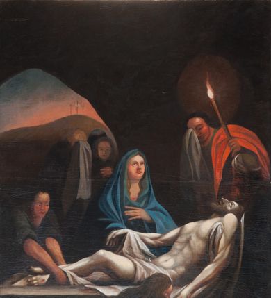 Zdjęcie nr 2: Obraz w kształcie stojącego prostokąta w złoconej, profilowanej ramie. Kompozycja otwarta, wielofiguralna ze sceną składania martwego Chrystusa do grobu. Ciało Jezusa jest podtrzymywane przez dwóch mężczyzn przez biały całun, ułożone w nieznacznym skręcie, z głową silnie odchyloną do tyłu. Chrystus przedstawiony nagi, przesłonięty jedynie białym perizonium. Za sarkofagiem ukazana Matka Boska, zwrócona delikatnie w lewo, z głową uniesioną, prawą ręką podtrzymująca dłoń syna, lewą przyciskająca do piersi. Maria jest okryta ciemnoniebieskim maforionem, założonym na głowę, przesłaniającym oba ramiona oraz przód czerwonej sukni. Za Matką Boską ukazane trzy płaczące niewiasty. Po prawej stronie przedstawiony św. Jan Ewangelista, zwrócony w trzech czwartych w prawo, w lewej uniesionej na wysokość piersi ręce trzyma zapaloną świecę, prawą ociera chustą łzy z twarzy. Święty ubrany jest w zieloną tunikę oraz czerwony płaszcz przerzucony przez lewe ramię. Przed sarkofagiem przedstawiona św. Maria Magdalena, klęcząca, zwrócona w prawo, silnie pochylona do przodu, prawą ręką unosi do twarzy dłoń Chrystusa, w lewej trzyma złote naczynie. Jest ubrana w ciemnogranatową suknię oraz brązowy płaszcz okrywający dół pleców i nogi. Scena rozgrywa się na tle skalnego grobu, otwierającego się po lewej stronie na pejzaż z widoczną w oddali Golgotą. 