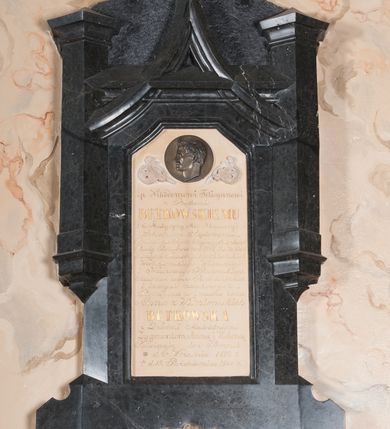 Zdjęcie nr 1: Na wysokim dwuczęściowym cokole, o fazowanych krawędziach, płyta z inskrypcją w formie stojącego prostokąta o ściętych górą narożach w profilowanej ramie neogotyckiej. Epitafium ujęte dwoma wielobocznymi wieżyczkami połączonymi fazowanym gzymsem przecinającym się z silnie wydłużonym łukiem kotarowym zwieńczonym krzyżem. W górnej części tablicy aplikowany wykonany z brązu medalion z płaskorzeźbionym przestawieniem głowy zmarłego w profilu; medaliony ujęty nałożonymi na tablicę, rzeźbionymi dwoma motywami liści. Na płycie inskrypcja: "Ś(więtej) p(amięci) Nikodemowi Felicynanowi / z Bętkowic BĘTKOWSKIEMU/ D(okto)r(ow)i Medycyny, M(agist)r(ow)i: Akuszeryi / Lekarzowi Sądowemu / Posłowi na Sejm krajowy, Członkowi / Rady Państwa w r(oku) 1848. 1861. do 1864. / Członkowi Towarzystw Lekarskich / Warszawskiego Wileńskiego / i Naukowego Krakowskiego / Autorowi wielu Pism lekarskich / i innych naukowych / Pogrążona w smutku żona Anna z Wisniewskich BĘTKOWSKA / z Dziećmi Małoletniemi / Zygmuntem, Anną i Heleną / Poświęcają ten Pomnik / * d(nia) 27. Września 1812 r(oku) / d(nia) 19. Października 1864 r(oku)". 