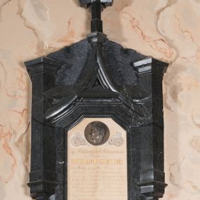 Zdjęcie nr 1: Na wysokim dwuczęściowym cokole, o fazowanych krawędziach, płyta z inskrypcją w formie stojącego prostokąta o ściętych górą narożach w profilowanej ramie neogotyckiej. Epitafium ujęte dwoma wielobocznymi wieżyczkami połączonymi fazowanym gzymsem przecinającym się z silnie wydłużonym łukiem kotarowym zwieńczonym krzyżem. W górnej części tablicy aplikowany wykonany z brązu medalion z płaskorzeźbionym przestawieniem głowy zmarłego w profilu; medaliony ujęty nałożonymi na tablicę, rzeźbionymi dwoma motywami liści. Na płycie inskrypcja: &quot;Ś(więtej) p(amięci) Nikodemowi Felicynanowi / z Bętkowic BĘTKOWSKIEMU/ D(okto)r(ow)i Medycyny, M(agist)r(ow)i: Akuszeryi / Lekarzowi Sądowemu / Posłowi na Sejm krajowy, Członkowi / Rady Państwa w r(oku) 1848. 1861. do 1864. / Członkowi Towarzystw Lekarskich / Warszawskiego Wileńskiego / i Naukowego Krakowskiego / Autorowi wielu Pism lekarskich / i innych naukowych / Pogrążona w smutku żona Anna z Wisniewskich BĘTKOWSKA / z Dziećmi Małoletniemi / Zygmuntem, Anną i Heleną / Poświęcają ten Pomnik / * d(nia) 27. Września 1812 r(oku) / d(nia) 19. Października 1864 r(oku)&quot;. 