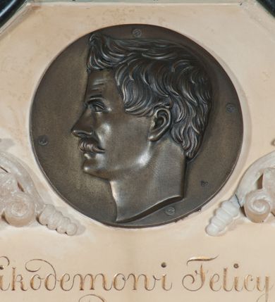 Zdjęcie nr 3: Na wysokim dwuczęściowym cokole, o fazowanych krawędziach, płyta z inskrypcją w formie stojącego prostokąta o ściętych górą narożach w profilowanej ramie neogotyckiej. Epitafium ujęte dwoma wielobocznymi wieżyczkami połączonymi fazowanym gzymsem przecinającym się z silnie wydłużonym łukiem kotarowym zwieńczonym krzyżem. W górnej części tablicy aplikowany wykonany z brązu medalion z płaskorzeźbionym przestawieniem głowy zmarłego w profilu; medaliony ujęty nałożonymi na tablicę, rzeźbionymi dwoma motywami liści. Na płycie inskrypcja: "Ś(więtej) p(amięci) Nikodemowi Felicynanowi / z Bętkowic BĘTKOWSKIEMU/ D(okto)r(ow)i Medycyny, M(agist)r(ow)i: Akuszeryi / Lekarzowi Sądowemu / Posłowi na Sejm krajowy, Członkowi / Rady Państwa w r(oku) 1848. 1861. do 1864. / Członkowi Towarzystw Lekarskich / Warszawskiego Wileńskiego / i Naukowego Krakowskiego / Autorowi wielu Pism lekarskich / i innych naukowych / Pogrążona w smutku żona Anna z Wisniewskich BĘTKOWSKA / z Dziećmi Małoletniemi / Zygmuntem, Anną i Heleną / Poświęcają ten Pomnik / * d(nia) 27. Września 1812 r(oku) / d(nia) 19. Października 1864 r(oku)". 