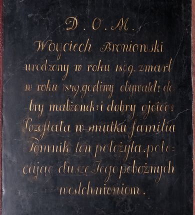 Zdjęcie nr 1: Tablica epitafijna w kształcie  stojącego prostokąta z inskrypcją  „D(EO) O(PTIMO) M(AXIMO) / Woyciech Broniowski  / urodzony w roku 1809. zmarł / w roku 1849. gorliwy obywatel! do/bry małżonek! i dobry ojciec! / Pozostała w smutku familia / Pomnik ten z położyła. pole/cając duszę Jego pobożnych / westchnieniom."