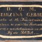 Zdjęcie nr 1: Tablica epitafijna w kształcie leżącego prostokąta. Na tablicy inskrypcja „D(EO) O(PTIMO) M(AXIMO) / KATARZYNA GEBAUER / umarła d(nia) 16. Kwietnia 1856 r(oku) / Pogrążone w smutku Rodzeństwo / proszą o westchnienie za dusze / Jej do BOGA.&quot; Napis ujęto w owalną, złotą, malowaną ramkę. Narożniki wypełniają silnie przestylizowane rozety ujęte z profilu.