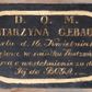 Zdjęcie nr 1: Tablica epitafijna w kształcie leżącego prostokąta. Na tablicy inskrypcja „D(EO) O(PTIMO) M(AXIMO) / KATARZYNA GEBAUER / umarła d(nia) 16. Kwietnia 1856 r(oku) / Pogrążone w smutku Rodzeństwo / proszą o westchnienie za dusze / Jej do BOGA." Napis ujęto w owalną, złotą, malowaną ramkę. Narożniki wypełniają silnie przestylizowane rozety ujęte z profilu.