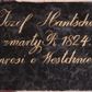 Zdjęcie nr 1: Tablica epitafijna w kształcie leżącego prostokąta. Na tablicy inskrypcja „Józef Hantschel / zmarły R(oku) 1824. / prosi o Westchnienie.”