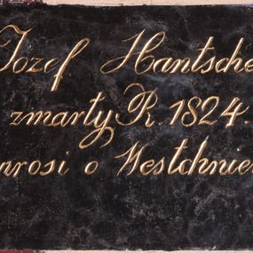 Zdjęcie nr 1: Tablica epitafijna w kształcie leżącego prostokąta. Na tablicy inskrypcja „Józef Hantschel / zmarły R(oku) 1824. / prosi o Westchnienie.”