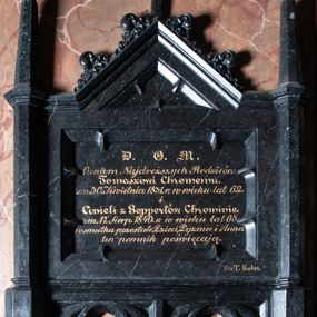 Zdjęcie nr 1: Epitafium przyścienne w kształcie leżącego prostokąta, flankowanego przez pięcioboczne sterczyny. Od dołu dwa maswerki trójlistne. Powyżej tablica z inskrypcją: &quot;D)EO) O(PTIMO) M(AXIMO) / Cieniom Najdroższych Rodziców. / Tomaszowi Chromemu. zm(arłemu) 30. Kwietnia 1831. r(oku) w wieku lat 62. / i / Anieli z Seppertów Chrominie. zm(arłej) 17. Sierp(nia) 1849 r(oku) w wieku lat 65. / w smutku pozostałe Dzieci, Dyzma i Anna / ten pomnik poświęcają. Zwieńczenie w formie trójkątnego przyczółka z krzyżem pośrodku oraz żabkami po bokach. W prawym dolnym rogu epitafium sygnatura: &quot;Sc(ulpsit): T. Kuhn.&quot;.