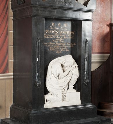 Zdjęcie nr 3: Pomnik w kształcie stojącego prostopadłościanu, umieszczony na niskim cokole, z belkowaniem. Zwieńczenie w formie trójkątnego przyczółka z płaskorzeźbą uskrzydlonej klepsydry pośrodku, flankowane motywem jaskółczego ogona. W polu środkowym pomnika widoczna nisza flankowana motywem odwróconych płonących pochodni. W niej rzeźba przedstawiająca w profilu klęczącą przy urnie kobietę, ubraną w togę i płaszcz zarzucony na głowę, okrywający plecy i częściowo urnę. Twarz pełna, z długim nosem, gęstymi, kręconymi włosami do ramion. Urna w typie greckiej amfory pokryta dołem liśćmi akantu na przemian z pięciopłatowymi kwiatami, góra fryzem z wicią roślinną. Nad płaskorzeźbą inskrycpcja: &quot;D(EO) O(PTIMO) M(AXIMO) / Józefowi Gawin / Niesiołowskiemu Dziedzicowi Dóbr Siercza i Klasna  w Wieku lat 46. dnia 19. Marca 1824. r(oku) zmarłemu / Czuła Żona; / Anna z Barów  Przychockich Niesiołowska; w dowód niewygasłey Pamięci i Żalu; ten Pomnik z proźbą / o westchnie za Dusze Jego / złożyła.&quot;