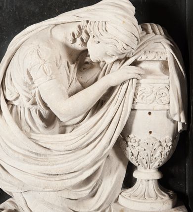 Zdjęcie nr 5: Pomnik w kształcie stojącego prostopadłościanu, umieszczony na niskim cokole, z belkowaniem. Zwieńczenie w formie trójkątnego przyczółka z płaskorzeźbą uskrzydlonej klepsydry pośrodku, flankowane motywem jaskółczego ogona. W polu środkowym pomnika widoczna nisza flankowana motywem odwróconych płonących pochodni. W niej rzeźba przedstawiająca w profilu klęczącą przy urnie kobietę, ubraną w togę i płaszcz zarzucony na głowę, okrywający plecy i częściowo urnę. Twarz pełna, z długim nosem, gęstymi, kręconymi włosami do ramion. Urna w typie greckiej amfory pokryta dołem liśćmi akantu na przemian z pięciopłatowymi kwiatami, góra fryzem z wicią roślinną. Nad płaskorzeźbą inskrycpcja: "D(EO) O(PTIMO) M(AXIMO) / Józefowi Gawin / Niesiołowskiemu Dziedzicowi Dóbr Siercza i Klasna  w Wieku lat 46. dnia 19. Marca 1824. r(oku) zmarłemu / Czuła Żona; / Anna z Barów  Przychockich Niesiołowska; w dowód niewygasłey Pamięci i Żalu; ten Pomnik z proźbą / o westchnie za Dusze Jego / złożyła."