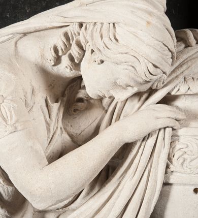 Zdjęcie nr 6: Pomnik w kształcie stojącego prostopadłościanu, umieszczony na niskim cokole, z belkowaniem. Zwieńczenie w formie trójkątnego przyczółka z płaskorzeźbą uskrzydlonej klepsydry pośrodku, flankowane motywem jaskółczego ogona. W polu środkowym pomnika widoczna nisza flankowana motywem odwróconych płonących pochodni. W niej rzeźba przedstawiająca w profilu klęczącą przy urnie kobietę, ubraną w togę i płaszcz zarzucony na głowę, okrywający plecy i częściowo urnę. Twarz pełna, z długim nosem, gęstymi, kręconymi włosami do ramion. Urna w typie greckiej amfory pokryta dołem liśćmi akantu na przemian z pięciopłatowymi kwiatami, góra fryzem z wicią roślinną. Nad płaskorzeźbą inskrycpcja: &quot;D(EO) O(PTIMO) M(AXIMO) / Józefowi Gawin / Niesiołowskiemu Dziedzicowi Dóbr Siercza i Klasna  w Wieku lat 46. dnia 19. Marca 1824. r(oku) zmarłemu / Czuła Żona; / Anna z Barów  Przychockich Niesiołowska; w dowód niewygasłey Pamięci i Żalu; ten Pomnik z proźbą / o westchnie za Dusze Jego / złożyła.&quot;