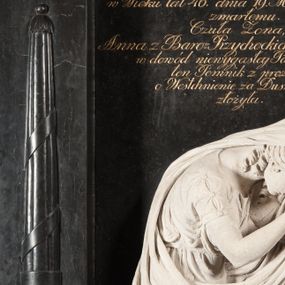 Zdjęcie nr 1: Pomnik w kształcie stojącego prostopadłościanu, umieszczony na niskim cokole, z belkowaniem. Zwieńczenie w formie trójkątnego przyczółka z płaskorzeźbą uskrzydlonej klepsydry pośrodku, flankowane motywem jaskółczego ogona. W polu środkowym pomnika widoczna nisza flankowana motywem odwróconych płonących pochodni. W niej rzeźba przedstawiająca w profilu klęczącą przy urnie kobietę, ubraną w togę i płaszcz zarzucony na głowę, okrywający plecy i częściowo urnę. Twarz pełna, z długim nosem, gęstymi, kręconymi włosami do ramion. Urna w typie greckiej amfory pokryta dołem liśćmi akantu na przemian z pięciopłatowymi kwiatami, góra fryzem z wicią roślinną. Nad płaskorzeźbą inskrycpcja: "D(EO) O(PTIMO) M(AXIMO) / Józefowi Gawin / Niesiołowskiemu Dziedzicowi Dóbr Siercza i Klasna  w Wieku lat 46. dnia 19. Marca 1824. r(oku) zmarłemu / Czuła Żona; / Anna z Barów  Przychockich Niesiołowska; w dowód niewygasłey Pamięci i Żalu; ten Pomnik z proźbą / o westchnie za Dusze Jego / złożyła."