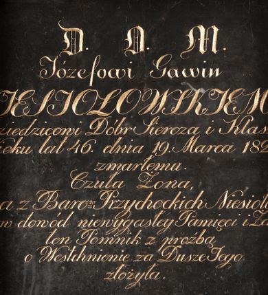 Zdjęcie nr 4: Pomnik w kształcie stojącego prostopadłościanu, umieszczony na niskim cokole, z belkowaniem. Zwieńczenie w formie trójkątnego przyczółka z płaskorzeźbą uskrzydlonej klepsydry pośrodku, flankowane motywem jaskółczego ogona. W polu środkowym pomnika widoczna nisza flankowana motywem odwróconych płonących pochodni. W niej rzeźba przedstawiająca w profilu klęczącą przy urnie kobietę, ubraną w togę i płaszcz zarzucony na głowę, okrywający plecy i częściowo urnę. Twarz pełna, z długim nosem, gęstymi, kręconymi włosami do ramion. Urna w typie greckiej amfory pokryta dołem liśćmi akantu na przemian z pięciopłatowymi kwiatami, góra fryzem z wicią roślinną. Nad płaskorzeźbą inskrycpcja: "D(EO) O(PTIMO) M(AXIMO) / Józefowi Gawin / Niesiołowskiemu Dziedzicowi Dóbr Siercza i Klasna  w Wieku lat 46. dnia 19. Marca 1824. r(oku) zmarłemu / Czuła Żona; / Anna z Barów  Przychockich Niesiołowska; w dowód niewygasłey Pamięci i Żalu; ten Pomnik z proźbą / o westchnie za Dusze Jego / złożyła."