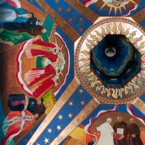 Zdjęcie nr 1: Latarnia przepruta ośmioma oknami w kształcie stojących prostokątów zamkniętych półkoliście. W zwieńczeniu gołębica na tle obłoków w złotej glorii. Sklepienie podzielone na cztery pola wyodrębnione za pomocą niebiesko-złotych promieni odchodzących od centralnej glorii. Na niebieskim tle złocone gwiazdy. W polach wielopostaciowe sceny na złotym tle. Od wschodu: ofiarowanie dwóch koron Janowi Pawłowi II przez przeora klasztoru oraz towarzyszącego mu zakonnika. W dolnej części kompozycji ukazani górnicy, zakonnicy, duchowni oraz osoby świeckie w strojach regionalnych. Od północy: koronacja obrazu przez kardynała Franciszka Macharskiego oraz towarzyszących mu kapłanów. U dołu napis: „4. VI. 1995”. W dolnej części kompozycji dwie symetrycznie rozmieszczone grupy trzech postaci. Z lewej zakonnika franciszkańskiego, siostry zakonnej w czarnym habicie oraz siedzącej kobiety. Z prawej stojącego zakonnika franciszkańskiego oraz siedzących księdza w stroju prałata oraz kapłana w stroju celebransa. Od zachodu: scena adoracji obrazu Matki Boskiej Łaskawej. W górnej części kompozycji wizerunek Matki Boskiej Łaskawej w otoczeniu obłoków oraz glorii promienistej. W dolnej części kompozycji znajdują się klęczące postaci zakonników franciszkańskich, kapłanów oraz osób świeckich w strojach regionalnych i zwykłych. Od południa: scena adoracji obrazu Matki Boskiej Łaskawej przez zakonników franciszkańskich oraz osoby świeckie. Kompozycja sceny analogiczna jak na scenie od zachodu. Kolorystyka przedstawień silna, kontrastowa, utrzymana  w barwach: czerwonej, pomarańczowej, złotej, żółtej, niebieskiej i brązowej.
