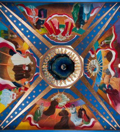 Zdjęcie nr 2: Latarnia przepruta ośmioma oknami w kształcie stojących prostokątów zamkniętych półkoliście. W zwieńczeniu gołębica na tle obłoków w złotej glorii. Sklepienie podzielone na cztery pola wyodrębnione za pomocą niebiesko-złotych promieni odchodzących od centralnej glorii. Na niebieskim tle złocone gwiazdy. W polach wielopostaciowe sceny na złotym tle. Od wschodu: ofiarowanie dwóch koron Janowi Pawłowi II przez przeora klasztoru oraz towarzyszącego mu zakonnika. W dolnej części kompozycji ukazani górnicy, zakonnicy, duchowni oraz osoby świeckie w strojach regionalnych. Od północy: koronacja obrazu przez kardynała Franciszka Macharskiego oraz towarzyszących mu kapłanów. U dołu napis: „4. VI. 1995”. W dolnej części kompozycji dwie symetrycznie rozmieszczone grupy trzech postaci. Z lewej zakonnika franciszkańskiego, siostry zakonnej w czarnym habicie oraz siedzącej kobiety. Z prawej stojącego zakonnika franciszkańskiego oraz siedzących księdza w stroju prałata oraz kapłana w stroju celebransa. Od zachodu: scena adoracji obrazu Matki Boskiej Łaskawej. W górnej części kompozycji wizerunek Matki Boskiej Łaskawej w otoczeniu obłoków oraz glorii promienistej. W dolnej części kompozycji znajdują się klęczące postaci zakonników franciszkańskich, kapłanów oraz osób świeckich w strojach regionalnych i zwykłych. Od południa: scena adoracji obrazu Matki Boskiej Łaskawej przez zakonników franciszkańskich oraz osoby świeckie. Kompozycja sceny analogiczna jak na scenie od zachodu. Kolorystyka przedstawień silna, kontrastowa, utrzymana  w barwach: czerwonej, pomarańczowej, złotej, żółtej, niebieskiej i brązowej.
