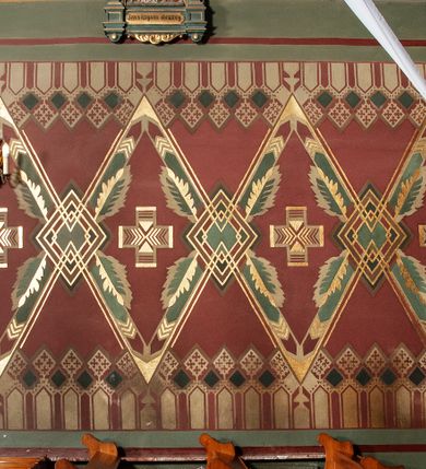 Zdjęcie nr 3: Prezbiterium: 
Sklepienie kolebkowe z lunetami; trójprzęsłowe. Pola malowane  są na kolor biały z centralnie umieszczonymi kolistymi medalionami. W przęśle pierwszym od ołtarza znajduje się motyw krzyża greckiego na tle promienistej glorii; w drugim gołębica Ducha Świętego na tle analogicznej glorii zamknięta w polu przypominającym sześciolistny kwiat o błękitno-złotych płatkach; w trzecim znak Trójcy Świętej w formie trzech przecinających się okręgów z napisem „TRI/NI/TAS”, otoczonych promieniami i płomienistymi półokręgami. Pozostałe partie pól sklepienia wypełnione są złoconymi językami ognia. Wokół pól sklepienia biegnie ornament geometryczny w kolorze turkusowym z elementami ugru i ultramaryny. Lunety malowane są na kolor jasnoniebieski. W każdej z nich znajdują się medaliony o kształcie zbliżonym do czwórliścia, wewnątrz których, od wschodu jest: słońce, planeta, gwiazda, księżyc, monogram Chrystusa, napis „CA/RI/TAS”.  Ściany boczne w około połowie wysokości podzielone na dwa poziomy. Dolny wypełniony jest geometryczną dekoracją w formie fryzu ze złoconych rombów, naprzemiennie większych i mniejszych. Wewnątrz figur równoramienne krzyże oraz motyw uproszczonych liści. Fryz ujęty od góry i dołu abstrakcyjną dekoracją o charakterze geometrycznym. Tła malowane są na kolor ciemnoczerwony oraz zielony. Poziom górny malowany jest na bladoróżowo. Na wysokości parapetów okiennych fryz ze stylizowanych motywów kwiatowych w kolorze żółtym, zielonym i brązowym. W ościeżach dekoracja ramowa w kolorze turkusowym i bladożółtym wzbogacona o malowane ciemniejszą farbą motywy geometryczne. Okna ściany południowej zastąpione blendami; w nich motyw karpiej łuski wypełnionej palmetą.

Łuk arkady tęczowej:
Na licu arkady tęczowej znajduje się figuralne przedstawienie stygmatyzacji św. Franciszka. Z lewej strony św. Franciszek, zwrócony w lewą stronę, z rozłożonymi szeroko rękami i prawą nogą cofniętą do tyłu. Ubrany w brązowy habit franciszkański. Z prawej strony Chrystus, ukazany naturalnej wielkości, jako cherubin o dużych, czerwonych skrzydłach. Z jego ran wychodzą promienie tworzące stygmaty na ciele świętego. Scena rozgrywa się na kamienistej drodze, na tle płomieni. Kompozycja ujęta otokiem z białych chmur. Na podłuczu arkady symetryczna dekoracja geometryczna w formie motywu „jodełki” przedzielonego wstęgą. W osi ośmioboczne pole ze znakiem krzyża greckiego z napisem „Cristus/Jesus”. Kolorystyka utrzymana w ciemnej zieleni, ceglastej czerwieni oraz w kolorze złotym.

Nawa główna:
Sklepienie kolebkowe z lunetami, czteroprzęsłowe. Pola malowane kolorem jasnoniebieskim. Cała długość nawy połączona dekoracyjnym pasem w kolorach turkusowym, szafirowym oraz żółtym. W każdym z przęseł pośrodku czteorolistne  pole otoczone glorią promienistą zawierające znaki, od wschodu: Alfa i Omega, monogram maryjny, kielich z hostią, IHS. Lunety malowane na jasnożółto, pośrodku każdej owoidalne pole w kolorze szafirowym: od wschodu i zachodu po dwóch stronach korona i napis „VITA / AETERNA”, od południa waga i napis „IUSTI/TIA”, dalej miecz i napis „FORTI\TUDO”, od północy beczka i napis „TEM/PE/RANTIA, wąż i napis „PRUDENTIA”. Obramienia lunet z motywem abstrakcyjnym. Pasy gurtów z ludowymi motywami kwiatowymi i kłosami zboża na żółtym tle. Ściany boczne w partii cokołu malowane są na kolor różowy, powyżej aż do linii parapetów okiennych: miodowo-żółty. Na obramieniach arkadowych nisz jest stylizowana dekoracja roślinna, w podłuczach i ościeżach arkad dekoracja analogiczna do tej z podłucza arkady tęczy. Na ścianach pomiędzy niszami godła franciszkańskie zamknięte w okrągłych medalionach. Na linii parapetów geometryczny fryz z przecinających się arkadek uzupełnionych o motywy roślinne. W rozglifieniach okiennych naprzemiennie motywy geometryczne i roślinne w kolorach błękitnym, pomarańczoym i dwóch odcieniach żółci. Arkada chóru muzycznego o podziale ramowym w kolorach jasnozielonym, pomarańczowym i żółtym.