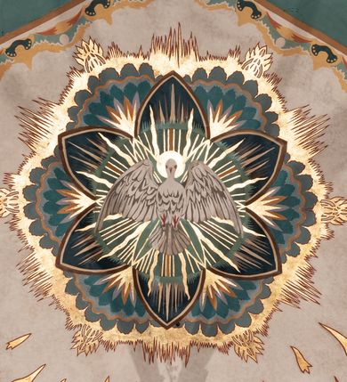 Zdjęcie nr 5: Prezbiterium: 
Sklepienie kolebkowe z lunetami; trójprzęsłowe. Pola malowane  są na kolor biały z centralnie umieszczonymi kolistymi medalionami. W przęśle pierwszym od ołtarza znajduje się motyw krzyża greckiego na tle promienistej glorii; w drugim gołębica Ducha Świętego na tle analogicznej glorii zamknięta w polu przypominającym sześciolistny kwiat o błękitno-złotych płatkach; w trzecim znak Trójcy Świętej w formie trzech przecinających się okręgów z napisem „TRI/NI/TAS”, otoczonych promieniami i płomienistymi półokręgami. Pozostałe partie pól sklepienia wypełnione są złoconymi językami ognia. Wokół pól sklepienia biegnie ornament geometryczny w kolorze turkusowym z elementami ugru i ultramaryny. Lunety malowane są na kolor jasnoniebieski. W każdej z nich znajdują się medaliony o kształcie zbliżonym do czwórliścia, wewnątrz których, od wschodu jest: słońce, planeta, gwiazda, księżyc, monogram Chrystusa, napis „CA/RI/TAS”.  Ściany boczne w około połowie wysokości podzielone na dwa poziomy. Dolny wypełniony jest geometryczną dekoracją w formie fryzu ze złoconych rombów, naprzemiennie większych i mniejszych. Wewnątrz figur równoramienne krzyże oraz motyw uproszczonych liści. Fryz ujęty od góry i dołu abstrakcyjną dekoracją o charakterze geometrycznym. Tła malowane są na kolor ciemnoczerwony oraz zielony. Poziom górny malowany jest na bladoróżowo. Na wysokości parapetów okiennych fryz ze stylizowanych motywów kwiatowych w kolorze żółtym, zielonym i brązowym. W ościeżach dekoracja ramowa w kolorze turkusowym i bladożółtym wzbogacona o malowane ciemniejszą farbą motywy geometryczne. Okna ściany południowej zastąpione blendami; w nich motyw karpiej łuski wypełnionej palmetą.

Łuk arkady tęczowej:
Na licu arkady tęczowej znajduje się figuralne przedstawienie stygmatyzacji św. Franciszka. Z lewej strony św. Franciszek, zwrócony w lewą stronę, z rozłożonymi szeroko rękami i prawą nogą cofniętą do tyłu. Ubrany w brązowy habit franciszkański. Z prawej strony Chrystus, ukazany naturalnej wielkości, jako cherubin o dużych, czerwonych skrzydłach. Z jego ran wychodzą promienie tworzące stygmaty na ciele świętego. Scena rozgrywa się na kamienistej drodze, na tle płomieni. Kompozycja ujęta otokiem z białych chmur. Na podłuczu arkady symetryczna dekoracja geometryczna w formie motywu „jodełki” przedzielonego wstęgą. W osi ośmioboczne pole ze znakiem krzyża greckiego z napisem „Cristus/Jesus”. Kolorystyka utrzymana w ciemnej zieleni, ceglastej czerwieni oraz w kolorze złotym.

Nawa główna:
Sklepienie kolebkowe z lunetami, czteroprzęsłowe. Pola malowane kolorem jasnoniebieskim. Cała długość nawy połączona dekoracyjnym pasem w kolorach turkusowym, szafirowym oraz żółtym. W każdym z przęseł pośrodku czteorolistne  pole otoczone glorią promienistą zawierające znaki, od wschodu: Alfa i Omega, monogram maryjny, kielich z hostią, IHS. Lunety malowane na jasnożółto, pośrodku każdej owoidalne pole w kolorze szafirowym: od wschodu i zachodu po dwóch stronach korona i napis „VITA / AETERNA”, od południa waga i napis „IUSTI/TIA”, dalej miecz i napis „FORTI\TUDO”, od północy beczka i napis „TEM/PE/RANTIA, wąż i napis „PRUDENTIA”. Obramienia lunet z motywem abstrakcyjnym. Pasy gurtów z ludowymi motywami kwiatowymi i kłosami zboża na żółtym tle. Ściany boczne w partii cokołu malowane są na kolor różowy, powyżej aż do linii parapetów okiennych: miodowo-żółty. Na obramieniach arkadowych nisz jest stylizowana dekoracja roślinna, w podłuczach i ościeżach arkad dekoracja analogiczna do tej z podłucza arkady tęczy. Na ścianach pomiędzy niszami godła franciszkańskie zamknięte w okrągłych medalionach. Na linii parapetów geometryczny fryz z przecinających się arkadek uzupełnionych o motywy roślinne. W rozglifieniach okiennych naprzemiennie motywy geometryczne i roślinne w kolorach błękitnym, pomarańczoym i dwóch odcieniach żółci. Arkada chóru muzycznego o podziale ramowym w kolorach jasnozielonym, pomarańczowym i żółtym.