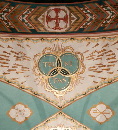 Zdjęcie nr 7: Prezbiterium: 
Sklepienie kolebkowe z lunetami; trójprzęsłowe. Pola malowane  są na kolor biały z centralnie umieszczonymi kolistymi medalionami. W przęśle pierwszym od ołtarza znajduje się motyw krzyża greckiego na tle promienistej glorii; w drugim gołębica Ducha Świętego na tle analogicznej glorii zamknięta w polu przypominającym sześciolistny kwiat o błękitno-złotych płatkach; w trzecim znak Trójcy Świętej w formie trzech przecinających się okręgów z napisem „TRI/NI/TAS”, otoczonych promieniami i płomienistymi półokręgami. Pozostałe partie pól sklepienia wypełnione są złoconymi językami ognia. Wokół pól sklepienia biegnie ornament geometryczny w kolorze turkusowym z elementami ugru i ultramaryny. Lunety malowane są na kolor jasnoniebieski. W każdej z nich znajdują się medaliony o kształcie zbliżonym do czwórliścia, wewnątrz których, od wschodu jest: słońce, planeta, gwiazda, księżyc, monogram Chrystusa, napis „CA/RI/TAS”.  Ściany boczne w około połowie wysokości podzielone na dwa poziomy. Dolny wypełniony jest geometryczną dekoracją w formie fryzu ze złoconych rombów, naprzemiennie większych i mniejszych. Wewnątrz figur równoramienne krzyże oraz motyw uproszczonych liści. Fryz ujęty od góry i dołu abstrakcyjną dekoracją o charakterze geometrycznym. Tła malowane są na kolor ciemnoczerwony oraz zielony. Poziom górny malowany jest na bladoróżowo. Na wysokości parapetów okiennych fryz ze stylizowanych motywów kwiatowych w kolorze żółtym, zielonym i brązowym. W ościeżach dekoracja ramowa w kolorze turkusowym i bladożółtym wzbogacona o malowane ciemniejszą farbą motywy geometryczne. Okna ściany południowej zastąpione blendami; w nich motyw karpiej łuski wypełnionej palmetą.

Łuk arkady tęczowej:
Na licu arkady tęczowej znajduje się figuralne przedstawienie stygmatyzacji św. Franciszka. Z lewej strony św. Franciszek, zwrócony w lewą stronę, z rozłożonymi szeroko rękami i prawą nogą cofniętą do tyłu. Ubrany w brązowy habit franciszkański. Z prawej strony Chrystus, ukazany naturalnej wielkości, jako cherubin o dużych, czerwonych skrzydłach. Z jego ran wychodzą promienie tworzące stygmaty na ciele świętego. Scena rozgrywa się na kamienistej drodze, na tle płomieni. Kompozycja ujęta otokiem z białych chmur. Na podłuczu arkady symetryczna dekoracja geometryczna w formie motywu „jodełki” przedzielonego wstęgą. W osi ośmioboczne pole ze znakiem krzyża greckiego z napisem „Cristus/Jesus”. Kolorystyka utrzymana w ciemnej zieleni, ceglastej czerwieni oraz w kolorze złotym.

Nawa główna:
Sklepienie kolebkowe z lunetami, czteroprzęsłowe. Pola malowane kolorem jasnoniebieskim. Cała długość nawy połączona dekoracyjnym pasem w kolorach turkusowym, szafirowym oraz żółtym. W każdym z przęseł pośrodku czteorolistne  pole otoczone glorią promienistą zawierające znaki, od wschodu: Alfa i Omega, monogram maryjny, kielich z hostią, IHS. Lunety malowane na jasnożółto, pośrodku każdej owoidalne pole w kolorze szafirowym: od wschodu i zachodu po dwóch stronach korona i napis „VITA / AETERNA”, od południa waga i napis „IUSTI/TIA”, dalej miecz i napis „FORTI\TUDO”, od północy beczka i napis „TEM/PE/RANTIA, wąż i napis „PRUDENTIA”. Obramienia lunet z motywem abstrakcyjnym. Pasy gurtów z ludowymi motywami kwiatowymi i kłosami zboża na żółtym tle. Ściany boczne w partii cokołu malowane są na kolor różowy, powyżej aż do linii parapetów okiennych: miodowo-żółty. Na obramieniach arkadowych nisz jest stylizowana dekoracja roślinna, w podłuczach i ościeżach arkad dekoracja analogiczna do tej z podłucza arkady tęczy. Na ścianach pomiędzy niszami godła franciszkańskie zamknięte w okrągłych medalionach. Na linii parapetów geometryczny fryz z przecinających się arkadek uzupełnionych o motywy roślinne. W rozglifieniach okiennych naprzemiennie motywy geometryczne i roślinne w kolorach błękitnym, pomarańczoym i dwóch odcieniach żółci. Arkada chóru muzycznego o podziale ramowym w kolorach jasnozielonym, pomarańczowym i żółtym.