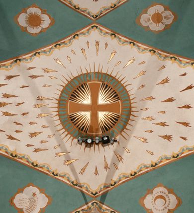 Zdjęcie nr 8: Prezbiterium: 
Sklepienie kolebkowe z lunetami; trójprzęsłowe. Pola malowane  są na kolor biały z centralnie umieszczonymi kolistymi medalionami. W przęśle pierwszym od ołtarza znajduje się motyw krzyża greckiego na tle promienistej glorii; w drugim gołębica Ducha Świętego na tle analogicznej glorii zamknięta w polu przypominającym sześciolistny kwiat o błękitno-złotych płatkach; w trzecim znak Trójcy Świętej w formie trzech przecinających się okręgów z napisem „TRI/NI/TAS”, otoczonych promieniami i płomienistymi półokręgami. Pozostałe partie pól sklepienia wypełnione są złoconymi językami ognia. Wokół pól sklepienia biegnie ornament geometryczny w kolorze turkusowym z elementami ugru i ultramaryny. Lunety malowane są na kolor jasnoniebieski. W każdej z nich znajdują się medaliony o kształcie zbliżonym do czwórliścia, wewnątrz których, od wschodu jest: słońce, planeta, gwiazda, księżyc, monogram Chrystusa, napis „CA/RI/TAS”.  Ściany boczne w około połowie wysokości podzielone na dwa poziomy. Dolny wypełniony jest geometryczną dekoracją w formie fryzu ze złoconych rombów, naprzemiennie większych i mniejszych. Wewnątrz figur równoramienne krzyże oraz motyw uproszczonych liści. Fryz ujęty od góry i dołu abstrakcyjną dekoracją o charakterze geometrycznym. Tła malowane są na kolor ciemnoczerwony oraz zielony. Poziom górny malowany jest na bladoróżowo. Na wysokości parapetów okiennych fryz ze stylizowanych motywów kwiatowych w kolorze żółtym, zielonym i brązowym. W ościeżach dekoracja ramowa w kolorze turkusowym i bladożółtym wzbogacona o malowane ciemniejszą farbą motywy geometryczne. Okna ściany południowej zastąpione blendami; w nich motyw karpiej łuski wypełnionej palmetą.

Łuk arkady tęczowej:
Na licu arkady tęczowej znajduje się figuralne przedstawienie stygmatyzacji św. Franciszka. Z lewej strony św. Franciszek, zwrócony w lewą stronę, z rozłożonymi szeroko rękami i prawą nogą cofniętą do tyłu. Ubrany w brązowy habit franciszkański. Z prawej strony Chrystus, ukazany naturalnej wielkości, jako cherubin o dużych, czerwonych skrzydłach. Z jego ran wychodzą promienie tworzące stygmaty na ciele świętego. Scena rozgrywa się na kamienistej drodze, na tle płomieni. Kompozycja ujęta otokiem z białych chmur. Na podłuczu arkady symetryczna dekoracja geometryczna w formie motywu „jodełki” przedzielonego wstęgą. W osi ośmioboczne pole ze znakiem krzyża greckiego z napisem „Cristus/Jesus”. Kolorystyka utrzymana w ciemnej zieleni, ceglastej czerwieni oraz w kolorze złotym.

Nawa główna:
Sklepienie kolebkowe z lunetami, czteroprzęsłowe. Pola malowane kolorem jasnoniebieskim. Cała długość nawy połączona dekoracyjnym pasem w kolorach turkusowym, szafirowym oraz żółtym. W każdym z przęseł pośrodku czteorolistne  pole otoczone glorią promienistą zawierające znaki, od wschodu: Alfa i Omega, monogram maryjny, kielich z hostią, IHS. Lunety malowane na jasnożółto, pośrodku każdej owoidalne pole w kolorze szafirowym: od wschodu i zachodu po dwóch stronach korona i napis „VITA / AETERNA”, od południa waga i napis „IUSTI/TIA”, dalej miecz i napis „FORTI\TUDO”, od północy beczka i napis „TEM/PE/RANTIA, wąż i napis „PRUDENTIA”. Obramienia lunet z motywem abstrakcyjnym. Pasy gurtów z ludowymi motywami kwiatowymi i kłosami zboża na żółtym tle. Ściany boczne w partii cokołu malowane są na kolor różowy, powyżej aż do linii parapetów okiennych: miodowo-żółty. Na obramieniach arkadowych nisz jest stylizowana dekoracja roślinna, w podłuczach i ościeżach arkad dekoracja analogiczna do tej z podłucza arkady tęczy. Na ścianach pomiędzy niszami godła franciszkańskie zamknięte w okrągłych medalionach. Na linii parapetów geometryczny fryz z przecinających się arkadek uzupełnionych o motywy roślinne. W rozglifieniach okiennych naprzemiennie motywy geometryczne i roślinne w kolorach błękitnym, pomarańczoym i dwóch odcieniach żółci. Arkada chóru muzycznego o podziale ramowym w kolorach jasnozielonym, pomarańczowym i żółtym.