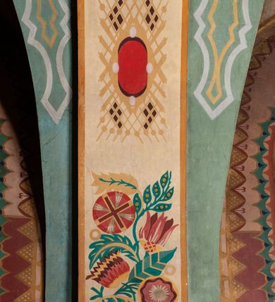 Zdjęcie nr 9: Prezbiterium: 
Sklepienie kolebkowe z lunetami; trójprzęsłowe. Pola malowane  są na kolor biały z centralnie umieszczonymi kolistymi medalionami. W przęśle pierwszym od ołtarza znajduje się motyw krzyża greckiego na tle promienistej glorii; w drugim gołębica Ducha Świętego na tle analogicznej glorii zamknięta w polu przypominającym sześciolistny kwiat o błękitno-złotych płatkach; w trzecim znak Trójcy Świętej w formie trzech przecinających się okręgów z napisem „TRI/NI/TAS”, otoczonych promieniami i płomienistymi półokręgami. Pozostałe partie pól sklepienia wypełnione są złoconymi językami ognia. Wokół pól sklepienia biegnie ornament geometryczny w kolorze turkusowym z elementami ugru i ultramaryny. Lunety malowane są na kolor jasnoniebieski. W każdej z nich znajdują się medaliony o kształcie zbliżonym do czwórliścia, wewnątrz których, od wschodu jest: słońce, planeta, gwiazda, księżyc, monogram Chrystusa, napis „CA/RI/TAS”.  Ściany boczne w około połowie wysokości podzielone na dwa poziomy. Dolny wypełniony jest geometryczną dekoracją w formie fryzu ze złoconych rombów, naprzemiennie większych i mniejszych. Wewnątrz figur równoramienne krzyże oraz motyw uproszczonych liści. Fryz ujęty od góry i dołu abstrakcyjną dekoracją o charakterze geometrycznym. Tła malowane są na kolor ciemnoczerwony oraz zielony. Poziom górny malowany jest na bladoróżowo. Na wysokości parapetów okiennych fryz ze stylizowanych motywów kwiatowych w kolorze żółtym, zielonym i brązowym. W ościeżach dekoracja ramowa w kolorze turkusowym i bladożółtym wzbogacona o malowane ciemniejszą farbą motywy geometryczne. Okna ściany południowej zastąpione blendami; w nich motyw karpiej łuski wypełnionej palmetą.

Łuk arkady tęczowej:
Na licu arkady tęczowej znajduje się figuralne przedstawienie stygmatyzacji św. Franciszka. Z lewej strony św. Franciszek, zwrócony w lewą stronę, z rozłożonymi szeroko rękami i prawą nogą cofniętą do tyłu. Ubrany w brązowy habit franciszkański. Z prawej strony Chrystus, ukazany naturalnej wielkości, jako cherubin o dużych, czerwonych skrzydłach. Z jego ran wychodzą promienie tworzące stygmaty na ciele świętego. Scena rozgrywa się na kamienistej drodze, na tle płomieni. Kompozycja ujęta otokiem z białych chmur. Na podłuczu arkady symetryczna dekoracja geometryczna w formie motywu „jodełki” przedzielonego wstęgą. W osi ośmioboczne pole ze znakiem krzyża greckiego z napisem „Cristus/Jesus”. Kolorystyka utrzymana w ciemnej zieleni, ceglastej czerwieni oraz w kolorze złotym.

Nawa główna:
Sklepienie kolebkowe z lunetami, czteroprzęsłowe. Pola malowane kolorem jasnoniebieskim. Cała długość nawy połączona dekoracyjnym pasem w kolorach turkusowym, szafirowym oraz żółtym. W każdym z przęseł pośrodku czteorolistne  pole otoczone glorią promienistą zawierające znaki, od wschodu: Alfa i Omega, monogram maryjny, kielich z hostią, IHS. Lunety malowane na jasnożółto, pośrodku każdej owoidalne pole w kolorze szafirowym: od wschodu i zachodu po dwóch stronach korona i napis „VITA / AETERNA”, od południa waga i napis „IUSTI/TIA”, dalej miecz i napis „FORTI\TUDO”, od północy beczka i napis „TEM/PE/RANTIA, wąż i napis „PRUDENTIA”. Obramienia lunet z motywem abstrakcyjnym. Pasy gurtów z ludowymi motywami kwiatowymi i kłosami zboża na żółtym tle. Ściany boczne w partii cokołu malowane są na kolor różowy, powyżej aż do linii parapetów okiennych: miodowo-żółty. Na obramieniach arkadowych nisz jest stylizowana dekoracja roślinna, w podłuczach i ościeżach arkad dekoracja analogiczna do tej z podłucza arkady tęczy. Na ścianach pomiędzy niszami godła franciszkańskie zamknięte w okrągłych medalionach. Na linii parapetów geometryczny fryz z przecinających się arkadek uzupełnionych o motywy roślinne. W rozglifieniach okiennych naprzemiennie motywy geometryczne i roślinne w kolorach błękitnym, pomarańczoym i dwóch odcieniach żółci. Arkada chóru muzycznego o podziale ramowym w kolorach jasnozielonym, pomarańczowym i żółtym.