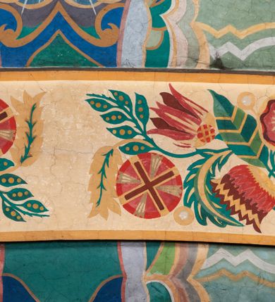 Zdjęcie nr 13: Prezbiterium: 
Sklepienie kolebkowe z lunetami; trójprzęsłowe. Pola malowane  są na kolor biały z centralnie umieszczonymi kolistymi medalionami. W przęśle pierwszym od ołtarza znajduje się motyw krzyża greckiego na tle promienistej glorii; w drugim gołębica Ducha Świętego na tle analogicznej glorii zamknięta w polu przypominającym sześciolistny kwiat o błękitno-złotych płatkach; w trzecim znak Trójcy Świętej w formie trzech przecinających się okręgów z napisem „TRI/NI/TAS”, otoczonych promieniami i płomienistymi półokręgami. Pozostałe partie pól sklepienia wypełnione są złoconymi językami ognia. Wokół pól sklepienia biegnie ornament geometryczny w kolorze turkusowym z elementami ugru i ultramaryny. Lunety malowane są na kolor jasnoniebieski. W każdej z nich znajdują się medaliony o kształcie zbliżonym do czwórliścia, wewnątrz których, od wschodu jest: słońce, planeta, gwiazda, księżyc, monogram Chrystusa, napis „CA/RI/TAS”.  Ściany boczne w około połowie wysokości podzielone na dwa poziomy. Dolny wypełniony jest geometryczną dekoracją w formie fryzu ze złoconych rombów, naprzemiennie większych i mniejszych. Wewnątrz figur równoramienne krzyże oraz motyw uproszczonych liści. Fryz ujęty od góry i dołu abstrakcyjną dekoracją o charakterze geometrycznym. Tła malowane są na kolor ciemnoczerwony oraz zielony. Poziom górny malowany jest na bladoróżowo. Na wysokości parapetów okiennych fryz ze stylizowanych motywów kwiatowych w kolorze żółtym, zielonym i brązowym. W ościeżach dekoracja ramowa w kolorze turkusowym i bladożółtym wzbogacona o malowane ciemniejszą farbą motywy geometryczne. Okna ściany południowej zastąpione blendami; w nich motyw karpiej łuski wypełnionej palmetą.

Łuk arkady tęczowej:
Na licu arkady tęczowej znajduje się figuralne przedstawienie stygmatyzacji św. Franciszka. Z lewej strony św. Franciszek, zwrócony w lewą stronę, z rozłożonymi szeroko rękami i prawą nogą cofniętą do tyłu. Ubrany w brązowy habit franciszkański. Z prawej strony Chrystus, ukazany naturalnej wielkości, jako cherubin o dużych, czerwonych skrzydłach. Z jego ran wychodzą promienie tworzące stygmaty na ciele świętego. Scena rozgrywa się na kamienistej drodze, na tle płomieni. Kompozycja ujęta otokiem z białych chmur. Na podłuczu arkady symetryczna dekoracja geometryczna w formie motywu „jodełki” przedzielonego wstęgą. W osi ośmioboczne pole ze znakiem krzyża greckiego z napisem „Cristus/Jesus”. Kolorystyka utrzymana w ciemnej zieleni, ceglastej czerwieni oraz w kolorze złotym.

Nawa główna:
Sklepienie kolebkowe z lunetami, czteroprzęsłowe. Pola malowane kolorem jasnoniebieskim. Cała długość nawy połączona dekoracyjnym pasem w kolorach turkusowym, szafirowym oraz żółtym. W każdym z przęseł pośrodku czteorolistne  pole otoczone glorią promienistą zawierające znaki, od wschodu: Alfa i Omega, monogram maryjny, kielich z hostią, IHS. Lunety malowane na jasnożółto, pośrodku każdej owoidalne pole w kolorze szafirowym: od wschodu i zachodu po dwóch stronach korona i napis „VITA / AETERNA”, od południa waga i napis „IUSTI/TIA”, dalej miecz i napis „FORTI\TUDO”, od północy beczka i napis „TEM/PE/RANTIA, wąż i napis „PRUDENTIA”. Obramienia lunet z motywem abstrakcyjnym. Pasy gurtów z ludowymi motywami kwiatowymi i kłosami zboża na żółtym tle. Ściany boczne w partii cokołu malowane są na kolor różowy, powyżej aż do linii parapetów okiennych: miodowo-żółty. Na obramieniach arkadowych nisz jest stylizowana dekoracja roślinna, w podłuczach i ościeżach arkad dekoracja analogiczna do tej z podłucza arkady tęczy. Na ścianach pomiędzy niszami godła franciszkańskie zamknięte w okrągłych medalionach. Na linii parapetów geometryczny fryz z przecinających się arkadek uzupełnionych o motywy roślinne. W rozglifieniach okiennych naprzemiennie motywy geometryczne i roślinne w kolorach błękitnym, pomarańczoym i dwóch odcieniach żółci. Arkada chóru muzycznego o podziale ramowym w kolorach jasnozielonym, pomarańczowym i żółtym.