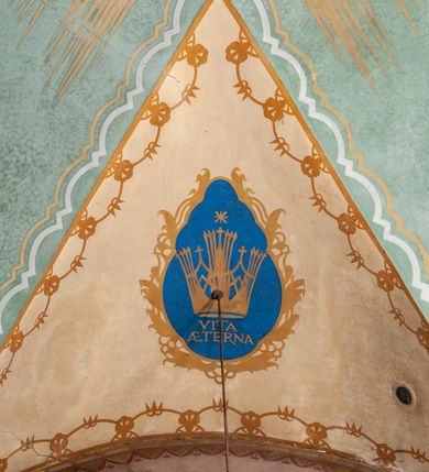 Zdjęcie nr 16: Prezbiterium: 
Sklepienie kolebkowe z lunetami; trójprzęsłowe. Pola malowane  są na kolor biały z centralnie umieszczonymi kolistymi medalionami. W przęśle pierwszym od ołtarza znajduje się motyw krzyża greckiego na tle promienistej glorii; w drugim gołębica Ducha Świętego na tle analogicznej glorii zamknięta w polu przypominającym sześciolistny kwiat o błękitno-złotych płatkach; w trzecim znak Trójcy Świętej w formie trzech przecinających się okręgów z napisem „TRI/NI/TAS”, otoczonych promieniami i płomienistymi półokręgami. Pozostałe partie pól sklepienia wypełnione są złoconymi językami ognia. Wokół pól sklepienia biegnie ornament geometryczny w kolorze turkusowym z elementami ugru i ultramaryny. Lunety malowane są na kolor jasnoniebieski. W każdej z nich znajdują się medaliony o kształcie zbliżonym do czwórliścia, wewnątrz których, od wschodu jest: słońce, planeta, gwiazda, księżyc, monogram Chrystusa, napis „CA/RI/TAS”.  Ściany boczne w około połowie wysokości podzielone na dwa poziomy. Dolny wypełniony jest geometryczną dekoracją w formie fryzu ze złoconych rombów, naprzemiennie większych i mniejszych. Wewnątrz figur równoramienne krzyże oraz motyw uproszczonych liści. Fryz ujęty od góry i dołu abstrakcyjną dekoracją o charakterze geometrycznym. Tła malowane są na kolor ciemnoczerwony oraz zielony. Poziom górny malowany jest na bladoróżowo. Na wysokości parapetów okiennych fryz ze stylizowanych motywów kwiatowych w kolorze żółtym, zielonym i brązowym. W ościeżach dekoracja ramowa w kolorze turkusowym i bladożółtym wzbogacona o malowane ciemniejszą farbą motywy geometryczne. Okna ściany południowej zastąpione blendami; w nich motyw karpiej łuski wypełnionej palmetą.

Łuk arkady tęczowej:
Na licu arkady tęczowej znajduje się figuralne przedstawienie stygmatyzacji św. Franciszka. Z lewej strony św. Franciszek, zwrócony w lewą stronę, z rozłożonymi szeroko rękami i prawą nogą cofniętą do tyłu. Ubrany w brązowy habit franciszkański. Z prawej strony Chrystus, ukazany naturalnej wielkości, jako cherubin o dużych, czerwonych skrzydłach. Z jego ran wychodzą promienie tworzące stygmaty na ciele świętego. Scena rozgrywa się na kamienistej drodze, na tle płomieni. Kompozycja ujęta otokiem z białych chmur. Na podłuczu arkady symetryczna dekoracja geometryczna w formie motywu „jodełki” przedzielonego wstęgą. W osi ośmioboczne pole ze znakiem krzyża greckiego z napisem „Cristus/Jesus”. Kolorystyka utrzymana w ciemnej zieleni, ceglastej czerwieni oraz w kolorze złotym.

Nawa główna:
Sklepienie kolebkowe z lunetami, czteroprzęsłowe. Pola malowane kolorem jasnoniebieskim. Cała długość nawy połączona dekoracyjnym pasem w kolorach turkusowym, szafirowym oraz żółtym. W każdym z przęseł pośrodku czteorolistne  pole otoczone glorią promienistą zawierające znaki, od wschodu: Alfa i Omega, monogram maryjny, kielich z hostią, IHS. Lunety malowane na jasnożółto, pośrodku każdej owoidalne pole w kolorze szafirowym: od wschodu i zachodu po dwóch stronach korona i napis „VITA / AETERNA”, od południa waga i napis „IUSTI/TIA”, dalej miecz i napis „FORTI\TUDO”, od północy beczka i napis „TEM/PE/RANTIA, wąż i napis „PRUDENTIA”. Obramienia lunet z motywem abstrakcyjnym. Pasy gurtów z ludowymi motywami kwiatowymi i kłosami zboża na żółtym tle. Ściany boczne w partii cokołu malowane są na kolor różowy, powyżej aż do linii parapetów okiennych: miodowo-żółty. Na obramieniach arkadowych nisz jest stylizowana dekoracja roślinna, w podłuczach i ościeżach arkad dekoracja analogiczna do tej z podłucza arkady tęczy. Na ścianach pomiędzy niszami godła franciszkańskie zamknięte w okrągłych medalionach. Na linii parapetów geometryczny fryz z przecinających się arkadek uzupełnionych o motywy roślinne. W rozglifieniach okiennych naprzemiennie motywy geometryczne i roślinne w kolorach błękitnym, pomarańczoym i dwóch odcieniach żółci. Arkada chóru muzycznego o podziale ramowym w kolorach jasnozielonym, pomarańczowym i żółtym.