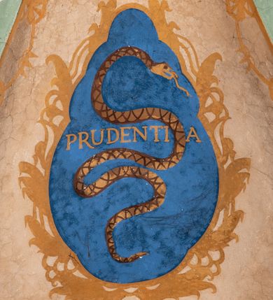 Zdjęcie nr 12: Prezbiterium: 
Sklepienie kolebkowe z lunetami; trójprzęsłowe. Pola malowane  są na kolor biały z centralnie umieszczonymi kolistymi medalionami. W przęśle pierwszym od ołtarza znajduje się motyw krzyża greckiego na tle promienistej glorii; w drugim gołębica Ducha Świętego na tle analogicznej glorii zamknięta w polu przypominającym sześciolistny kwiat o błękitno-złotych płatkach; w trzecim znak Trójcy Świętej w formie trzech przecinających się okręgów z napisem „TRI/NI/TAS”, otoczonych promieniami i płomienistymi półokręgami. Pozostałe partie pól sklepienia wypełnione są złoconymi językami ognia. Wokół pól sklepienia biegnie ornament geometryczny w kolorze turkusowym z elementami ugru i ultramaryny. Lunety malowane są na kolor jasnoniebieski. W każdej z nich znajdują się medaliony o kształcie zbliżonym do czwórliścia, wewnątrz których, od wschodu jest: słońce, planeta, gwiazda, księżyc, monogram Chrystusa, napis „CA/RI/TAS”.  Ściany boczne w około połowie wysokości podzielone na dwa poziomy. Dolny wypełniony jest geometryczną dekoracją w formie fryzu ze złoconych rombów, naprzemiennie większych i mniejszych. Wewnątrz figur równoramienne krzyże oraz motyw uproszczonych liści. Fryz ujęty od góry i dołu abstrakcyjną dekoracją o charakterze geometrycznym. Tła malowane są na kolor ciemnoczerwony oraz zielony. Poziom górny malowany jest na bladoróżowo. Na wysokości parapetów okiennych fryz ze stylizowanych motywów kwiatowych w kolorze żółtym, zielonym i brązowym. W ościeżach dekoracja ramowa w kolorze turkusowym i bladożółtym wzbogacona o malowane ciemniejszą farbą motywy geometryczne. Okna ściany południowej zastąpione blendami; w nich motyw karpiej łuski wypełnionej palmetą.

Łuk arkady tęczowej:
Na licu arkady tęczowej znajduje się figuralne przedstawienie stygmatyzacji św. Franciszka. Z lewej strony św. Franciszek, zwrócony w lewą stronę, z rozłożonymi szeroko rękami i prawą nogą cofniętą do tyłu. Ubrany w brązowy habit franciszkański. Z prawej strony Chrystus, ukazany naturalnej wielkości, jako cherubin o dużych, czerwonych skrzydłach. Z jego ran wychodzą promienie tworzące stygmaty na ciele świętego. Scena rozgrywa się na kamienistej drodze, na tle płomieni. Kompozycja ujęta otokiem z białych chmur. Na podłuczu arkady symetryczna dekoracja geometryczna w formie motywu „jodełki” przedzielonego wstęgą. W osi ośmioboczne pole ze znakiem krzyża greckiego z napisem „Cristus/Jesus”. Kolorystyka utrzymana w ciemnej zieleni, ceglastej czerwieni oraz w kolorze złotym.

Nawa główna:
Sklepienie kolebkowe z lunetami, czteroprzęsłowe. Pola malowane kolorem jasnoniebieskim. Cała długość nawy połączona dekoracyjnym pasem w kolorach turkusowym, szafirowym oraz żółtym. W każdym z przęseł pośrodku czteorolistne  pole otoczone glorią promienistą zawierające znaki, od wschodu: Alfa i Omega, monogram maryjny, kielich z hostią, IHS. Lunety malowane na jasnożółto, pośrodku każdej owoidalne pole w kolorze szafirowym: od wschodu i zachodu po dwóch stronach korona i napis „VITA / AETERNA”, od południa waga i napis „IUSTI/TIA”, dalej miecz i napis „FORTI\TUDO”, od północy beczka i napis „TEM/PE/RANTIA, wąż i napis „PRUDENTIA”. Obramienia lunet z motywem abstrakcyjnym. Pasy gurtów z ludowymi motywami kwiatowymi i kłosami zboża na żółtym tle. Ściany boczne w partii cokołu malowane są na kolor różowy, powyżej aż do linii parapetów okiennych: miodowo-żółty. Na obramieniach arkadowych nisz jest stylizowana dekoracja roślinna, w podłuczach i ościeżach arkad dekoracja analogiczna do tej z podłucza arkady tęczy. Na ścianach pomiędzy niszami godła franciszkańskie zamknięte w okrągłych medalionach. Na linii parapetów geometryczny fryz z przecinających się arkadek uzupełnionych o motywy roślinne. W rozglifieniach okiennych naprzemiennie motywy geometryczne i roślinne w kolorach błękitnym, pomarańczoym i dwóch odcieniach żółci. Arkada chóru muzycznego o podziale ramowym w kolorach jasnozielonym, pomarańczowym i żółtym.