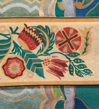 Zdjęcie nr 11: Prezbiterium: 
Sklepienie kolebkowe z lunetami; trójprzęsłowe. Pola malowane  są na kolor biały z centralnie umieszczonymi kolistymi medalionami. W przęśle pierwszym od ołtarza znajduje się motyw krzyża greckiego na tle promienistej glorii; w drugim gołębica Ducha Świętego na tle analogicznej glorii zamknięta w polu przypominającym sześciolistny kwiat o błękitno-złotych płatkach; w trzecim znak Trójcy Świętej w formie trzech przecinających się okręgów z napisem „TRI/NI/TAS”, otoczonych promieniami i płomienistymi półokręgami. Pozostałe partie pól sklepienia wypełnione są złoconymi językami ognia. Wokół pól sklepienia biegnie ornament geometryczny w kolorze turkusowym z elementami ugru i ultramaryny. Lunety malowane są na kolor jasnoniebieski. W każdej z nich znajdują się medaliony o kształcie zbliżonym do czwórliścia, wewnątrz których, od wschodu jest: słońce, planeta, gwiazda, księżyc, monogram Chrystusa, napis „CA/RI/TAS”.  Ściany boczne w około połowie wysokości podzielone na dwa poziomy. Dolny wypełniony jest geometryczną dekoracją w formie fryzu ze złoconych rombów, naprzemiennie większych i mniejszych. Wewnątrz figur równoramienne krzyże oraz motyw uproszczonych liści. Fryz ujęty od góry i dołu abstrakcyjną dekoracją o charakterze geometrycznym. Tła malowane są na kolor ciemnoczerwony oraz zielony. Poziom górny malowany jest na bladoróżowo. Na wysokości parapetów okiennych fryz ze stylizowanych motywów kwiatowych w kolorze żółtym, zielonym i brązowym. W ościeżach dekoracja ramowa w kolorze turkusowym i bladożółtym wzbogacona o malowane ciemniejszą farbą motywy geometryczne. Okna ściany południowej zastąpione blendami; w nich motyw karpiej łuski wypełnionej palmetą.

Łuk arkady tęczowej:
Na licu arkady tęczowej znajduje się figuralne przedstawienie stygmatyzacji św. Franciszka. Z lewej strony św. Franciszek, zwrócony w lewą stronę, z rozłożonymi szeroko rękami i prawą nogą cofniętą do tyłu. Ubrany w brązowy habit franciszkański. Z prawej strony Chrystus, ukazany naturalnej wielkości, jako cherubin o dużych, czerwonych skrzydłach. Z jego ran wychodzą promienie tworzące stygmaty na ciele świętego. Scena rozgrywa się na kamienistej drodze, na tle płomieni. Kompozycja ujęta otokiem z białych chmur. Na podłuczu arkady symetryczna dekoracja geometryczna w formie motywu „jodełki” przedzielonego wstęgą. W osi ośmioboczne pole ze znakiem krzyża greckiego z napisem „Cristus/Jesus”. Kolorystyka utrzymana w ciemnej zieleni, ceglastej czerwieni oraz w kolorze złotym.

Nawa główna:
Sklepienie kolebkowe z lunetami, czteroprzęsłowe. Pola malowane kolorem jasnoniebieskim. Cała długość nawy połączona dekoracyjnym pasem w kolorach turkusowym, szafirowym oraz żółtym. W każdym z przęseł pośrodku czteorolistne  pole otoczone glorią promienistą zawierające znaki, od wschodu: Alfa i Omega, monogram maryjny, kielich z hostią, IHS. Lunety malowane na jasnożółto, pośrodku każdej owoidalne pole w kolorze szafirowym: od wschodu i zachodu po dwóch stronach korona i napis „VITA / AETERNA”, od południa waga i napis „IUSTI/TIA”, dalej miecz i napis „FORTI\TUDO”, od północy beczka i napis „TEM/PE/RANTIA, wąż i napis „PRUDENTIA”. Obramienia lunet z motywem abstrakcyjnym. Pasy gurtów z ludowymi motywami kwiatowymi i kłosami zboża na żółtym tle. Ściany boczne w partii cokołu malowane są na kolor różowy, powyżej aż do linii parapetów okiennych: miodowo-żółty. Na obramieniach arkadowych nisz jest stylizowana dekoracja roślinna, w podłuczach i ościeżach arkad dekoracja analogiczna do tej z podłucza arkady tęczy. Na ścianach pomiędzy niszami godła franciszkańskie zamknięte w okrągłych medalionach. Na linii parapetów geometryczny fryz z przecinających się arkadek uzupełnionych o motywy roślinne. W rozglifieniach okiennych naprzemiennie motywy geometryczne i roślinne w kolorach błękitnym, pomarańczoym i dwóch odcieniach żółci. Arkada chóru muzycznego o podziale ramowym w kolorach jasnozielonym, pomarańczowym i żółtym.