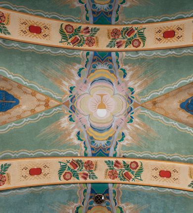 Zdjęcie nr 14: Prezbiterium: 
Sklepienie kolebkowe z lunetami; trójprzęsłowe. Pola malowane  są na kolor biały z centralnie umieszczonymi kolistymi medalionami. W przęśle pierwszym od ołtarza znajduje się motyw krzyża greckiego na tle promienistej glorii; w drugim gołębica Ducha Świętego na tle analogicznej glorii zamknięta w polu przypominającym sześciolistny kwiat o błękitno-złotych płatkach; w trzecim znak Trójcy Świętej w formie trzech przecinających się okręgów z napisem „TRI/NI/TAS”, otoczonych promieniami i płomienistymi półokręgami. Pozostałe partie pól sklepienia wypełnione są złoconymi językami ognia. Wokół pól sklepienia biegnie ornament geometryczny w kolorze turkusowym z elementami ugru i ultramaryny. Lunety malowane są na kolor jasnoniebieski. W każdej z nich znajdują się medaliony o kształcie zbliżonym do czwórliścia, wewnątrz których, od wschodu jest: słońce, planeta, gwiazda, księżyc, monogram Chrystusa, napis „CA/RI/TAS”.  Ściany boczne w około połowie wysokości podzielone na dwa poziomy. Dolny wypełniony jest geometryczną dekoracją w formie fryzu ze złoconych rombów, naprzemiennie większych i mniejszych. Wewnątrz figur równoramienne krzyże oraz motyw uproszczonych liści. Fryz ujęty od góry i dołu abstrakcyjną dekoracją o charakterze geometrycznym. Tła malowane są na kolor ciemnoczerwony oraz zielony. Poziom górny malowany jest na bladoróżowo. Na wysokości parapetów okiennych fryz ze stylizowanych motywów kwiatowych w kolorze żółtym, zielonym i brązowym. W ościeżach dekoracja ramowa w kolorze turkusowym i bladożółtym wzbogacona o malowane ciemniejszą farbą motywy geometryczne. Okna ściany południowej zastąpione blendami; w nich motyw karpiej łuski wypełnionej palmetą.

Łuk arkady tęczowej:
Na licu arkady tęczowej znajduje się figuralne przedstawienie stygmatyzacji św. Franciszka. Z lewej strony św. Franciszek, zwrócony w lewą stronę, z rozłożonymi szeroko rękami i prawą nogą cofniętą do tyłu. Ubrany w brązowy habit franciszkański. Z prawej strony Chrystus, ukazany naturalnej wielkości, jako cherubin o dużych, czerwonych skrzydłach. Z jego ran wychodzą promienie tworzące stygmaty na ciele świętego. Scena rozgrywa się na kamienistej drodze, na tle płomieni. Kompozycja ujęta otokiem z białych chmur. Na podłuczu arkady symetryczna dekoracja geometryczna w formie motywu „jodełki” przedzielonego wstęgą. W osi ośmioboczne pole ze znakiem krzyża greckiego z napisem „Cristus/Jesus”. Kolorystyka utrzymana w ciemnej zieleni, ceglastej czerwieni oraz w kolorze złotym.

Nawa główna:
Sklepienie kolebkowe z lunetami, czteroprzęsłowe. Pola malowane kolorem jasnoniebieskim. Cała długość nawy połączona dekoracyjnym pasem w kolorach turkusowym, szafirowym oraz żółtym. W każdym z przęseł pośrodku czteorolistne  pole otoczone glorią promienistą zawierające znaki, od wschodu: Alfa i Omega, monogram maryjny, kielich z hostią, IHS. Lunety malowane na jasnożółto, pośrodku każdej owoidalne pole w kolorze szafirowym: od wschodu i zachodu po dwóch stronach korona i napis „VITA / AETERNA”, od południa waga i napis „IUSTI/TIA”, dalej miecz i napis „FORTI\TUDO”, od północy beczka i napis „TEM/PE/RANTIA, wąż i napis „PRUDENTIA”. Obramienia lunet z motywem abstrakcyjnym. Pasy gurtów z ludowymi motywami kwiatowymi i kłosami zboża na żółtym tle. Ściany boczne w partii cokołu malowane są na kolor różowy, powyżej aż do linii parapetów okiennych: miodowo-żółty. Na obramieniach arkadowych nisz jest stylizowana dekoracja roślinna, w podłuczach i ościeżach arkad dekoracja analogiczna do tej z podłucza arkady tęczy. Na ścianach pomiędzy niszami godła franciszkańskie zamknięte w okrągłych medalionach. Na linii parapetów geometryczny fryz z przecinających się arkadek uzupełnionych o motywy roślinne. W rozglifieniach okiennych naprzemiennie motywy geometryczne i roślinne w kolorach błękitnym, pomarańczoym i dwóch odcieniach żółci. Arkada chóru muzycznego o podziale ramowym w kolorach jasnozielonym, pomarańczowym i żółtym.