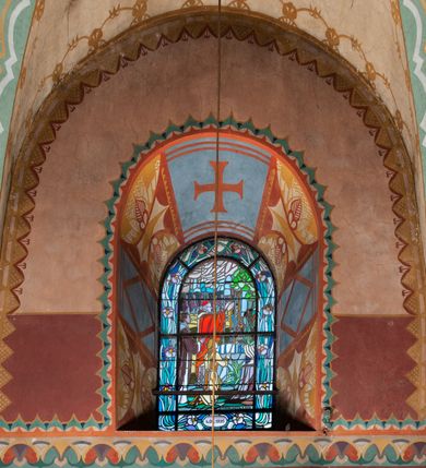 Zdjęcie nr 15: Prezbiterium: 
Sklepienie kolebkowe z lunetami; trójprzęsłowe. Pola malowane  są na kolor biały z centralnie umieszczonymi kolistymi medalionami. W przęśle pierwszym od ołtarza znajduje się motyw krzyża greckiego na tle promienistej glorii; w drugim gołębica Ducha Świętego na tle analogicznej glorii zamknięta w polu przypominającym sześciolistny kwiat o błękitno-złotych płatkach; w trzecim znak Trójcy Świętej w formie trzech przecinających się okręgów z napisem „TRI/NI/TAS”, otoczonych promieniami i płomienistymi półokręgami. Pozostałe partie pól sklepienia wypełnione są złoconymi językami ognia. Wokół pól sklepienia biegnie ornament geometryczny w kolorze turkusowym z elementami ugru i ultramaryny. Lunety malowane są na kolor jasnoniebieski. W każdej z nich znajdują się medaliony o kształcie zbliżonym do czwórliścia, wewnątrz których, od wschodu jest: słońce, planeta, gwiazda, księżyc, monogram Chrystusa, napis „CA/RI/TAS”.  Ściany boczne w około połowie wysokości podzielone na dwa poziomy. Dolny wypełniony jest geometryczną dekoracją w formie fryzu ze złoconych rombów, naprzemiennie większych i mniejszych. Wewnątrz figur równoramienne krzyże oraz motyw uproszczonych liści. Fryz ujęty od góry i dołu abstrakcyjną dekoracją o charakterze geometrycznym. Tła malowane są na kolor ciemnoczerwony oraz zielony. Poziom górny malowany jest na bladoróżowo. Na wysokości parapetów okiennych fryz ze stylizowanych motywów kwiatowych w kolorze żółtym, zielonym i brązowym. W ościeżach dekoracja ramowa w kolorze turkusowym i bladożółtym wzbogacona o malowane ciemniejszą farbą motywy geometryczne. Okna ściany południowej zastąpione blendami; w nich motyw karpiej łuski wypełnionej palmetą.

Łuk arkady tęczowej:
Na licu arkady tęczowej znajduje się figuralne przedstawienie stygmatyzacji św. Franciszka. Z lewej strony św. Franciszek, zwrócony w lewą stronę, z rozłożonymi szeroko rękami i prawą nogą cofniętą do tyłu. Ubrany w brązowy habit franciszkański. Z prawej strony Chrystus, ukazany naturalnej wielkości, jako cherubin o dużych, czerwonych skrzydłach. Z jego ran wychodzą promienie tworzące stygmaty na ciele świętego. Scena rozgrywa się na kamienistej drodze, na tle płomieni. Kompozycja ujęta otokiem z białych chmur. Na podłuczu arkady symetryczna dekoracja geometryczna w formie motywu „jodełki” przedzielonego wstęgą. W osi ośmioboczne pole ze znakiem krzyża greckiego z napisem „Cristus/Jesus”. Kolorystyka utrzymana w ciemnej zieleni, ceglastej czerwieni oraz w kolorze złotym.

Nawa główna:
Sklepienie kolebkowe z lunetami, czteroprzęsłowe. Pola malowane kolorem jasnoniebieskim. Cała długość nawy połączona dekoracyjnym pasem w kolorach turkusowym, szafirowym oraz żółtym. W każdym z przęseł pośrodku czteorolistne  pole otoczone glorią promienistą zawierające znaki, od wschodu: Alfa i Omega, monogram maryjny, kielich z hostią, IHS. Lunety malowane na jasnożółto, pośrodku każdej owoidalne pole w kolorze szafirowym: od wschodu i zachodu po dwóch stronach korona i napis „VITA / AETERNA”, od południa waga i napis „IUSTI/TIA”, dalej miecz i napis „FORTI\TUDO”, od północy beczka i napis „TEM/PE/RANTIA, wąż i napis „PRUDENTIA”. Obramienia lunet z motywem abstrakcyjnym. Pasy gurtów z ludowymi motywami kwiatowymi i kłosami zboża na żółtym tle. Ściany boczne w partii cokołu malowane są na kolor różowy, powyżej aż do linii parapetów okiennych: miodowo-żółty. Na obramieniach arkadowych nisz jest stylizowana dekoracja roślinna, w podłuczach i ościeżach arkad dekoracja analogiczna do tej z podłucza arkady tęczy. Na ścianach pomiędzy niszami godła franciszkańskie zamknięte w okrągłych medalionach. Na linii parapetów geometryczny fryz z przecinających się arkadek uzupełnionych o motywy roślinne. W rozglifieniach okiennych naprzemiennie motywy geometryczne i roślinne w kolorach błękitnym, pomarańczoym i dwóch odcieniach żółci. Arkada chóru muzycznego o podziale ramowym w kolorach jasnozielonym, pomarańczowym i żółtym.