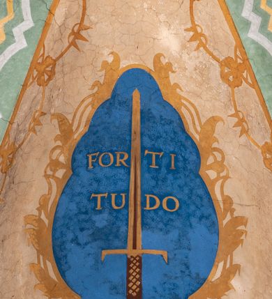 Zdjęcie nr 10: Prezbiterium: 
Sklepienie kolebkowe z lunetami; trójprzęsłowe. Pola malowane  są na kolor biały z centralnie umieszczonymi kolistymi medalionami. W przęśle pierwszym od ołtarza znajduje się motyw krzyża greckiego na tle promienistej glorii; w drugim gołębica Ducha Świętego na tle analogicznej glorii zamknięta w polu przypominającym sześciolistny kwiat o błękitno-złotych płatkach; w trzecim znak Trójcy Świętej w formie trzech przecinających się okręgów z napisem „TRI/NI/TAS”, otoczonych promieniami i płomienistymi półokręgami. Pozostałe partie pól sklepienia wypełnione są złoconymi językami ognia. Wokół pól sklepienia biegnie ornament geometryczny w kolorze turkusowym z elementami ugru i ultramaryny. Lunety malowane są na kolor jasnoniebieski. W każdej z nich znajdują się medaliony o kształcie zbliżonym do czwórliścia, wewnątrz których, od wschodu jest: słońce, planeta, gwiazda, księżyc, monogram Chrystusa, napis „CA/RI/TAS”.  Ściany boczne w około połowie wysokości podzielone na dwa poziomy. Dolny wypełniony jest geometryczną dekoracją w formie fryzu ze złoconych rombów, naprzemiennie większych i mniejszych. Wewnątrz figur równoramienne krzyże oraz motyw uproszczonych liści. Fryz ujęty od góry i dołu abstrakcyjną dekoracją o charakterze geometrycznym. Tła malowane są na kolor ciemnoczerwony oraz zielony. Poziom górny malowany jest na bladoróżowo. Na wysokości parapetów okiennych fryz ze stylizowanych motywów kwiatowych w kolorze żółtym, zielonym i brązowym. W ościeżach dekoracja ramowa w kolorze turkusowym i bladożółtym wzbogacona o malowane ciemniejszą farbą motywy geometryczne. Okna ściany południowej zastąpione blendami; w nich motyw karpiej łuski wypełnionej palmetą.

Łuk arkady tęczowej:
Na licu arkady tęczowej znajduje się figuralne przedstawienie stygmatyzacji św. Franciszka. Z lewej strony św. Franciszek, zwrócony w lewą stronę, z rozłożonymi szeroko rękami i prawą nogą cofniętą do tyłu. Ubrany w brązowy habit franciszkański. Z prawej strony Chrystus, ukazany naturalnej wielkości, jako cherubin o dużych, czerwonych skrzydłach. Z jego ran wychodzą promienie tworzące stygmaty na ciele świętego. Scena rozgrywa się na kamienistej drodze, na tle płomieni. Kompozycja ujęta otokiem z białych chmur. Na podłuczu arkady symetryczna dekoracja geometryczna w formie motywu „jodełki” przedzielonego wstęgą. W osi ośmioboczne pole ze znakiem krzyża greckiego z napisem „Cristus/Jesus”. Kolorystyka utrzymana w ciemnej zieleni, ceglastej czerwieni oraz w kolorze złotym.

Nawa główna:
Sklepienie kolebkowe z lunetami, czteroprzęsłowe. Pola malowane kolorem jasnoniebieskim. Cała długość nawy połączona dekoracyjnym pasem w kolorach turkusowym, szafirowym oraz żółtym. W każdym z przęseł pośrodku czteorolistne  pole otoczone glorią promienistą zawierające znaki, od wschodu: Alfa i Omega, monogram maryjny, kielich z hostią, IHS. Lunety malowane na jasnożółto, pośrodku każdej owoidalne pole w kolorze szafirowym: od wschodu i zachodu po dwóch stronach korona i napis „VITA / AETERNA”, od południa waga i napis „IUSTI/TIA”, dalej miecz i napis „FORTI\TUDO”, od północy beczka i napis „TEM/PE/RANTIA, wąż i napis „PRUDENTIA”. Obramienia lunet z motywem abstrakcyjnym. Pasy gurtów z ludowymi motywami kwiatowymi i kłosami zboża na żółtym tle. Ściany boczne w partii cokołu malowane są na kolor różowy, powyżej aż do linii parapetów okiennych: miodowo-żółty. Na obramieniach arkadowych nisz jest stylizowana dekoracja roślinna, w podłuczach i ościeżach arkad dekoracja analogiczna do tej z podłucza arkady tęczy. Na ścianach pomiędzy niszami godła franciszkańskie zamknięte w okrągłych medalionach. Na linii parapetów geometryczny fryz z przecinających się arkadek uzupełnionych o motywy roślinne. W rozglifieniach okiennych naprzemiennie motywy geometryczne i roślinne w kolorach błękitnym, pomarańczoym i dwóch odcieniach żółci. Arkada chóru muzycznego o podziale ramowym w kolorach jasnozielonym, pomarańczowym i żółtym.