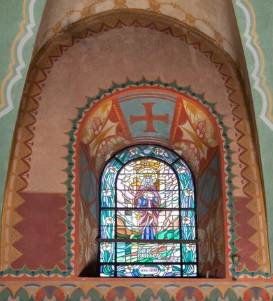 Zdjęcie nr 17: Prezbiterium: 
Sklepienie kolebkowe z lunetami; trójprzęsłowe. Pola malowane  są na kolor biały z centralnie umieszczonymi kolistymi medalionami. W przęśle pierwszym od ołtarza znajduje się motyw krzyża greckiego na tle promienistej glorii; w drugim gołębica Ducha Świętego na tle analogicznej glorii zamknięta w polu przypominającym sześciolistny kwiat o błękitno-złotych płatkach; w trzecim znak Trójcy Świętej w formie trzech przecinających się okręgów z napisem „TRI/NI/TAS”, otoczonych promieniami i płomienistymi półokręgami. Pozostałe partie pól sklepienia wypełnione są złoconymi językami ognia. Wokół pól sklepienia biegnie ornament geometryczny w kolorze turkusowym z elementami ugru i ultramaryny. Lunety malowane są na kolor jasnoniebieski. W każdej z nich znajdują się medaliony o kształcie zbliżonym do czwórliścia, wewnątrz których, od wschodu jest: słońce, planeta, gwiazda, księżyc, monogram Chrystusa, napis „CA/RI/TAS”.  Ściany boczne w około połowie wysokości podzielone na dwa poziomy. Dolny wypełniony jest geometryczną dekoracją w formie fryzu ze złoconych rombów, naprzemiennie większych i mniejszych. Wewnątrz figur równoramienne krzyże oraz motyw uproszczonych liści. Fryz ujęty od góry i dołu abstrakcyjną dekoracją o charakterze geometrycznym. Tła malowane są na kolor ciemnoczerwony oraz zielony. Poziom górny malowany jest na bladoróżowo. Na wysokości parapetów okiennych fryz ze stylizowanych motywów kwiatowych w kolorze żółtym, zielonym i brązowym. W ościeżach dekoracja ramowa w kolorze turkusowym i bladożółtym wzbogacona o malowane ciemniejszą farbą motywy geometryczne. Okna ściany południowej zastąpione blendami; w nich motyw karpiej łuski wypełnionej palmetą.

Łuk arkady tęczowej:
Na licu arkady tęczowej znajduje się figuralne przedstawienie stygmatyzacji św. Franciszka. Z lewej strony św. Franciszek, zwrócony w lewą stronę, z rozłożonymi szeroko rękami i prawą nogą cofniętą do tyłu. Ubrany w brązowy habit franciszkański. Z prawej strony Chrystus, ukazany naturalnej wielkości, jako cherubin o dużych, czerwonych skrzydłach. Z jego ran wychodzą promienie tworzące stygmaty na ciele świętego. Scena rozgrywa się na kamienistej drodze, na tle płomieni. Kompozycja ujęta otokiem z białych chmur. Na podłuczu arkady symetryczna dekoracja geometryczna w formie motywu „jodełki” przedzielonego wstęgą. W osi ośmioboczne pole ze znakiem krzyża greckiego z napisem „Cristus/Jesus”. Kolorystyka utrzymana w ciemnej zieleni, ceglastej czerwieni oraz w kolorze złotym.

Nawa główna:
Sklepienie kolebkowe z lunetami, czteroprzęsłowe. Pola malowane kolorem jasnoniebieskim. Cała długość nawy połączona dekoracyjnym pasem w kolorach turkusowym, szafirowym oraz żółtym. W każdym z przęseł pośrodku czteorolistne  pole otoczone glorią promienistą zawierające znaki, od wschodu: Alfa i Omega, monogram maryjny, kielich z hostią, IHS. Lunety malowane na jasnożółto, pośrodku każdej owoidalne pole w kolorze szafirowym: od wschodu i zachodu po dwóch stronach korona i napis „VITA / AETERNA”, od południa waga i napis „IUSTI/TIA”, dalej miecz i napis „FORTI\TUDO”, od północy beczka i napis „TEM/PE/RANTIA, wąż i napis „PRUDENTIA”. Obramienia lunet z motywem abstrakcyjnym. Pasy gurtów z ludowymi motywami kwiatowymi i kłosami zboża na żółtym tle. Ściany boczne w partii cokołu malowane są na kolor różowy, powyżej aż do linii parapetów okiennych: miodowo-żółty. Na obramieniach arkadowych nisz jest stylizowana dekoracja roślinna, w podłuczach i ościeżach arkad dekoracja analogiczna do tej z podłucza arkady tęczy. Na ścianach pomiędzy niszami godła franciszkańskie zamknięte w okrągłych medalionach. Na linii parapetów geometryczny fryz z przecinających się arkadek uzupełnionych o motywy roślinne. W rozglifieniach okiennych naprzemiennie motywy geometryczne i roślinne w kolorach błękitnym, pomarańczoym i dwóch odcieniach żółci. Arkada chóru muzycznego o podziale ramowym w kolorach jasnozielonym, pomarańczowym i żółtym.