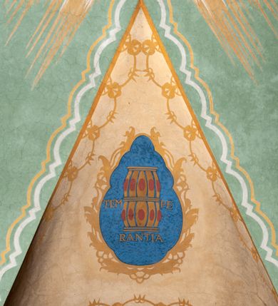 Zdjęcie nr 20: Prezbiterium: 
Sklepienie kolebkowe z lunetami; trójprzęsłowe. Pola malowane  są na kolor biały z centralnie umieszczonymi kolistymi medalionami. W przęśle pierwszym od ołtarza znajduje się motyw krzyża greckiego na tle promienistej glorii; w drugim gołębica Ducha Świętego na tle analogicznej glorii zamknięta w polu przypominającym sześciolistny kwiat o błękitno-złotych płatkach; w trzecim znak Trójcy Świętej w formie trzech przecinających się okręgów z napisem „TRI/NI/TAS”, otoczonych promieniami i płomienistymi półokręgami. Pozostałe partie pól sklepienia wypełnione są złoconymi językami ognia. Wokół pól sklepienia biegnie ornament geometryczny w kolorze turkusowym z elementami ugru i ultramaryny. Lunety malowane są na kolor jasnoniebieski. W każdej z nich znajdują się medaliony o kształcie zbliżonym do czwórliścia, wewnątrz których, od wschodu jest: słońce, planeta, gwiazda, księżyc, monogram Chrystusa, napis „CA/RI/TAS”.  Ściany boczne w około połowie wysokości podzielone na dwa poziomy. Dolny wypełniony jest geometryczną dekoracją w formie fryzu ze złoconych rombów, naprzemiennie większych i mniejszych. Wewnątrz figur równoramienne krzyże oraz motyw uproszczonych liści. Fryz ujęty od góry i dołu abstrakcyjną dekoracją o charakterze geometrycznym. Tła malowane są na kolor ciemnoczerwony oraz zielony. Poziom górny malowany jest na bladoróżowo. Na wysokości parapetów okiennych fryz ze stylizowanych motywów kwiatowych w kolorze żółtym, zielonym i brązowym. W ościeżach dekoracja ramowa w kolorze turkusowym i bladożółtym wzbogacona o malowane ciemniejszą farbą motywy geometryczne. Okna ściany południowej zastąpione blendami; w nich motyw karpiej łuski wypełnionej palmetą.

Łuk arkady tęczowej:
Na licu arkady tęczowej znajduje się figuralne przedstawienie stygmatyzacji św. Franciszka. Z lewej strony św. Franciszek, zwrócony w lewą stronę, z rozłożonymi szeroko rękami i prawą nogą cofniętą do tyłu. Ubrany w brązowy habit franciszkański. Z prawej strony Chrystus, ukazany naturalnej wielkości, jako cherubin o dużych, czerwonych skrzydłach. Z jego ran wychodzą promienie tworzące stygmaty na ciele świętego. Scena rozgrywa się na kamienistej drodze, na tle płomieni. Kompozycja ujęta otokiem z białych chmur. Na podłuczu arkady symetryczna dekoracja geometryczna w formie motywu „jodełki” przedzielonego wstęgą. W osi ośmioboczne pole ze znakiem krzyża greckiego z napisem „Cristus/Jesus”. Kolorystyka utrzymana w ciemnej zieleni, ceglastej czerwieni oraz w kolorze złotym.

Nawa główna:
Sklepienie kolebkowe z lunetami, czteroprzęsłowe. Pola malowane kolorem jasnoniebieskim. Cała długość nawy połączona dekoracyjnym pasem w kolorach turkusowym, szafirowym oraz żółtym. W każdym z przęseł pośrodku czteorolistne  pole otoczone glorią promienistą zawierające znaki, od wschodu: Alfa i Omega, monogram maryjny, kielich z hostią, IHS. Lunety malowane na jasnożółto, pośrodku każdej owoidalne pole w kolorze szafirowym: od wschodu i zachodu po dwóch stronach korona i napis „VITA / AETERNA”, od południa waga i napis „IUSTI/TIA”, dalej miecz i napis „FORTI\TUDO”, od północy beczka i napis „TEM/PE/RANTIA, wąż i napis „PRUDENTIA”. Obramienia lunet z motywem abstrakcyjnym. Pasy gurtów z ludowymi motywami kwiatowymi i kłosami zboża na żółtym tle. Ściany boczne w partii cokołu malowane są na kolor różowy, powyżej aż do linii parapetów okiennych: miodowo-żółty. Na obramieniach arkadowych nisz jest stylizowana dekoracja roślinna, w podłuczach i ościeżach arkad dekoracja analogiczna do tej z podłucza arkady tęczy. Na ścianach pomiędzy niszami godła franciszkańskie zamknięte w okrągłych medalionach. Na linii parapetów geometryczny fryz z przecinających się arkadek uzupełnionych o motywy roślinne. W rozglifieniach okiennych naprzemiennie motywy geometryczne i roślinne w kolorach błękitnym, pomarańczoym i dwóch odcieniach żółci. Arkada chóru muzycznego o podziale ramowym w kolorach jasnozielonym, pomarańczowym i żółtym.